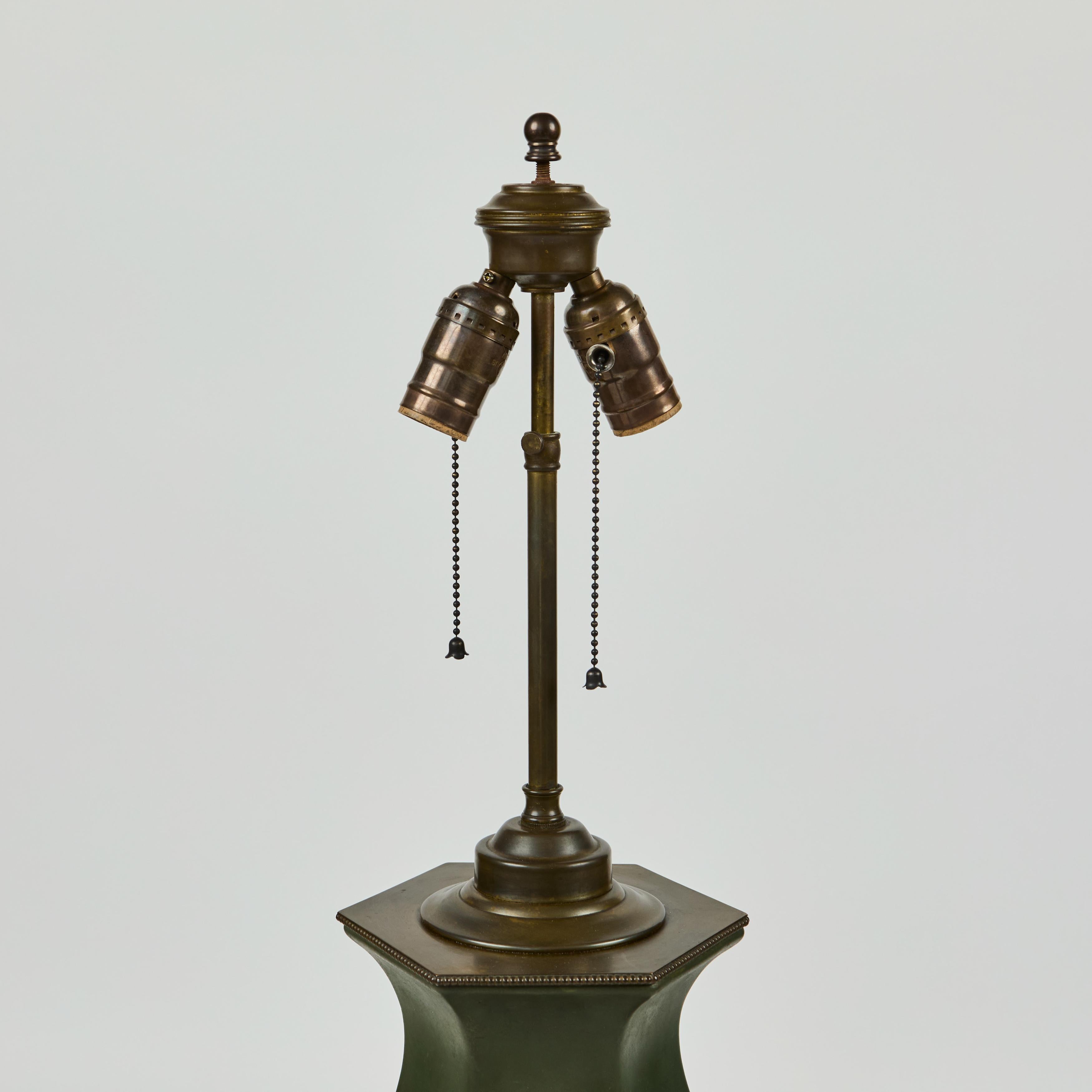 XIXe siècle Art Nouveau - Lampe hexagonale en métal avec entourage de motifs en émail irisé en vente