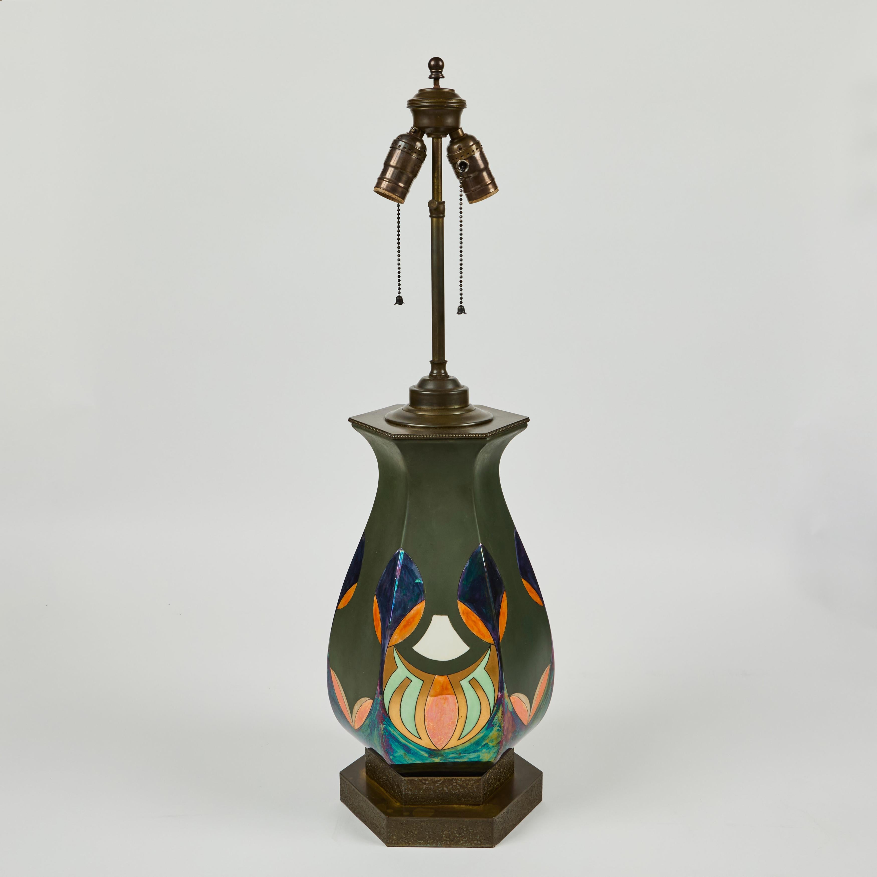 Laiton Art Nouveau - Lampe hexagonale en métal avec entourage de motifs en émail irisé en vente