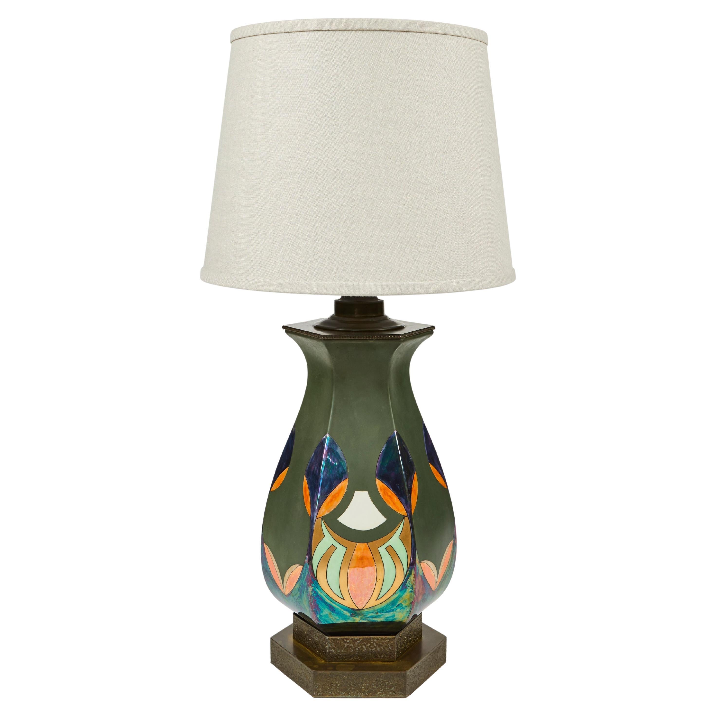 Art Nouveau - Lampe hexagonale en métal avec entourage de motifs en émail irisé en vente