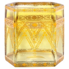 Vase hexagonal Art Nouveau néoclassique en verre ambré peint signé Moser