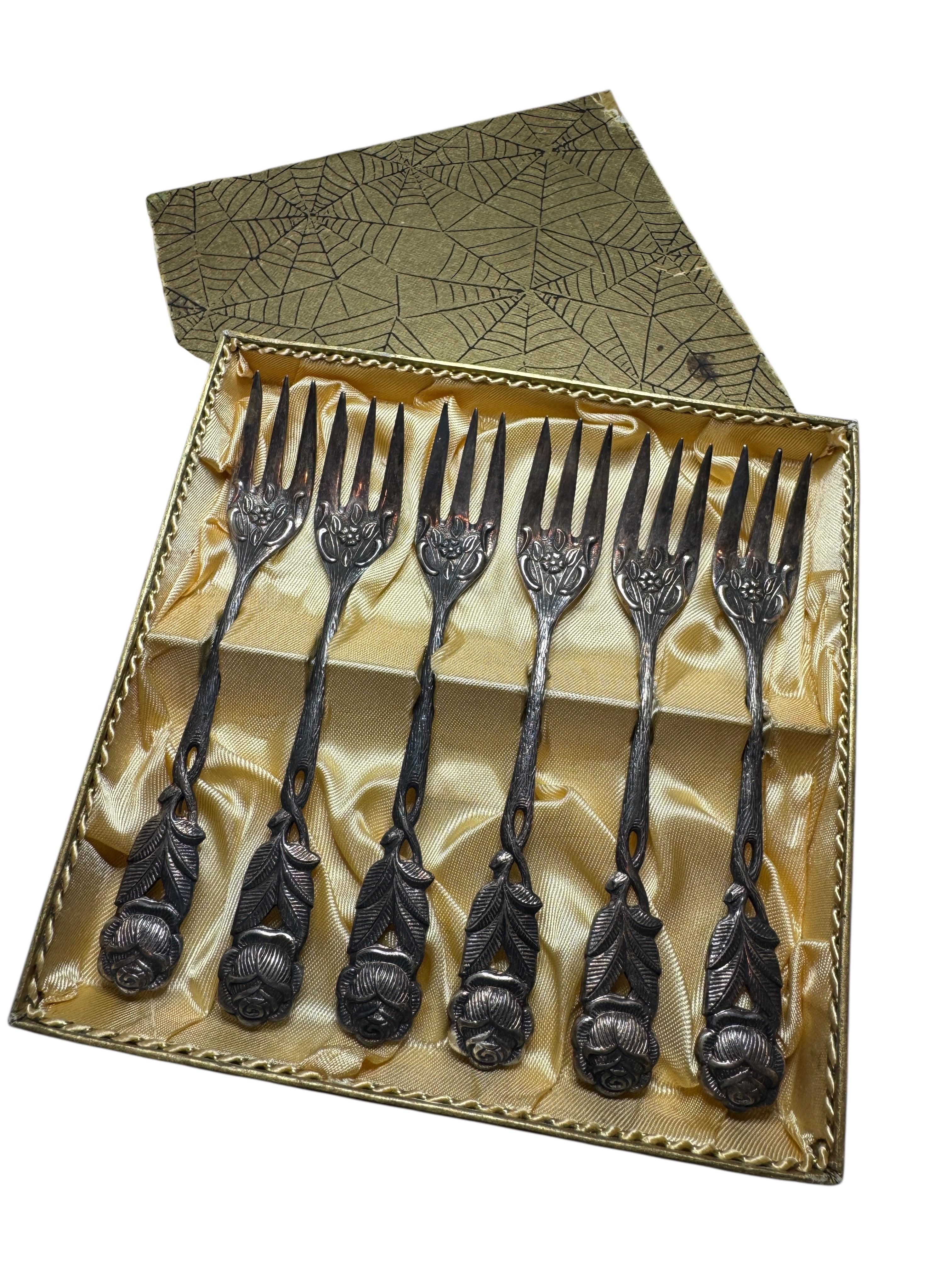 A beautiful Art Nouveau flatware set of 6 cake forks. Made of silver plate metal, it will make a nice addition to any table. Forks 5 1/4