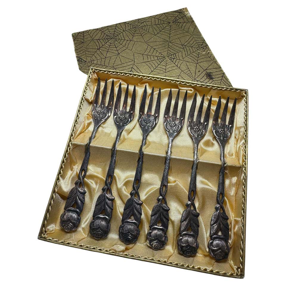 Oneida Carlton Pattern La Rose Vernon Silverplate 1938 Butter Knife Oneida Carlton Pattern La Rose Vernon Silverplate 1938 Butter Knife