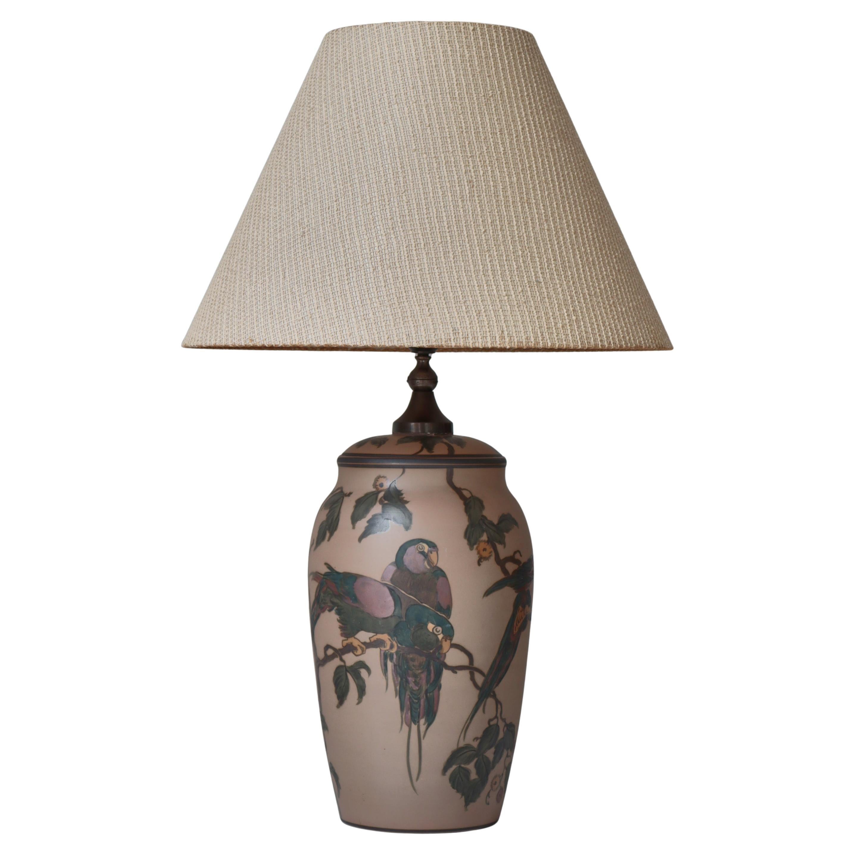 Lampada da tavolo in ceramica liberty "Hjort" con pappagalli decorati a mano, Danimarca, anni '30