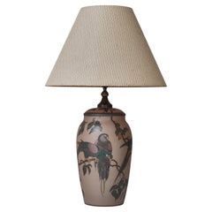 Jugendstil-Tischlampe „Hjort“ aus Keramik mit handdekorierten Papageien, Dänemark, 1930er Jahre