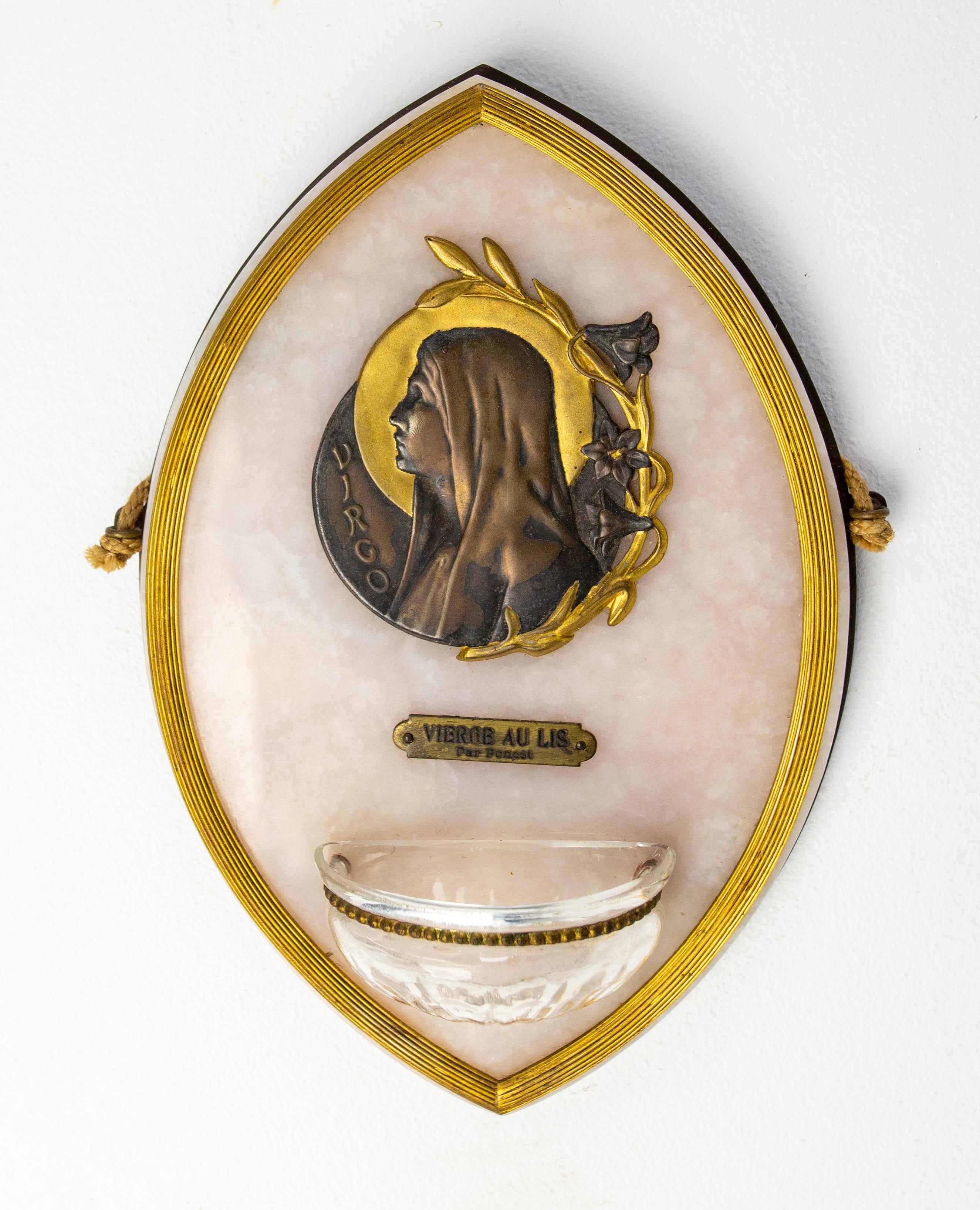 Holy water font French Art Nouveau Art Deco Virgin Mary with Lily
Stone, molded glass and brass
Benitier holy water wall font, early 20th century.
Original glass water holder.

Good antique condition.

shipping:
5 / 21 / 15 cm 1 kg