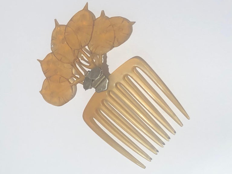 Exceptional unique art-nouveau hair comb made in horn with a pearl - design of six Monnaie du Pape leaves with a pearl on the third leaf. 

Mount is made of silver with a design of two Monnaie du Pape leaves - engraved signature 