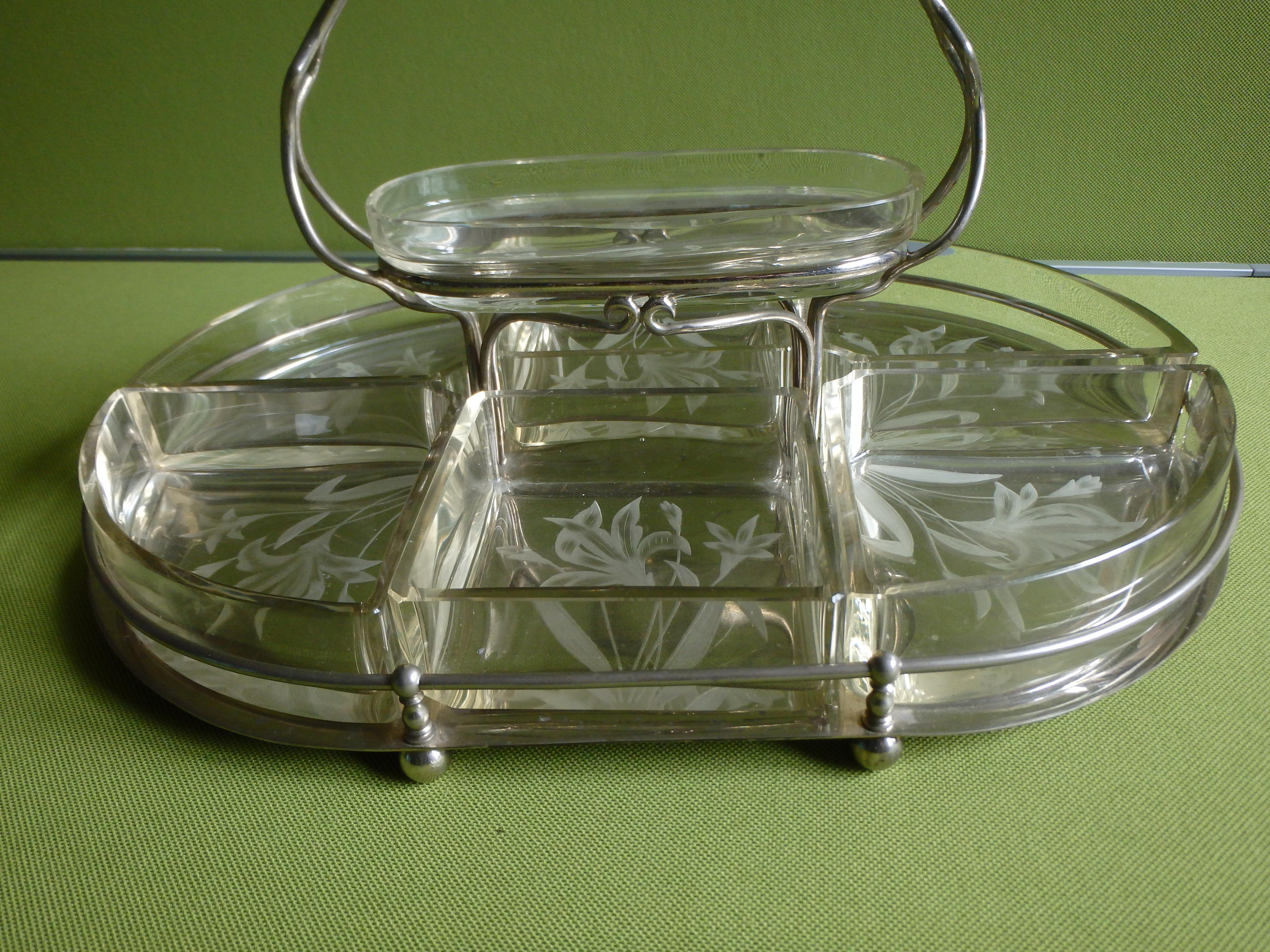 Art Nouveau huge serving stand with crystal bowls with engraved flowers   For Sale 9