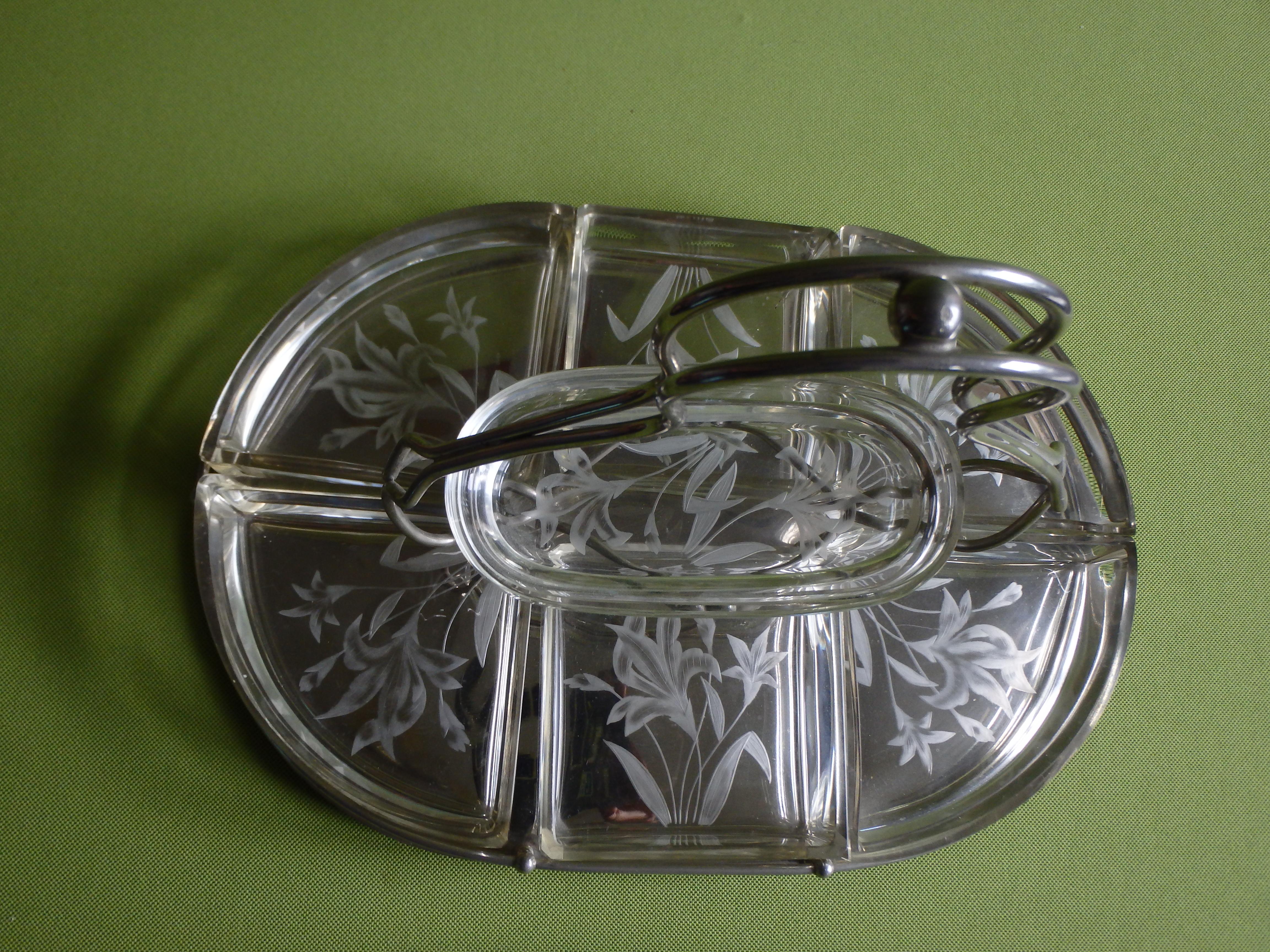 Art Nouveau großer Stand mit Kristallschalen mit eingravierten Blumen im Angebot 3