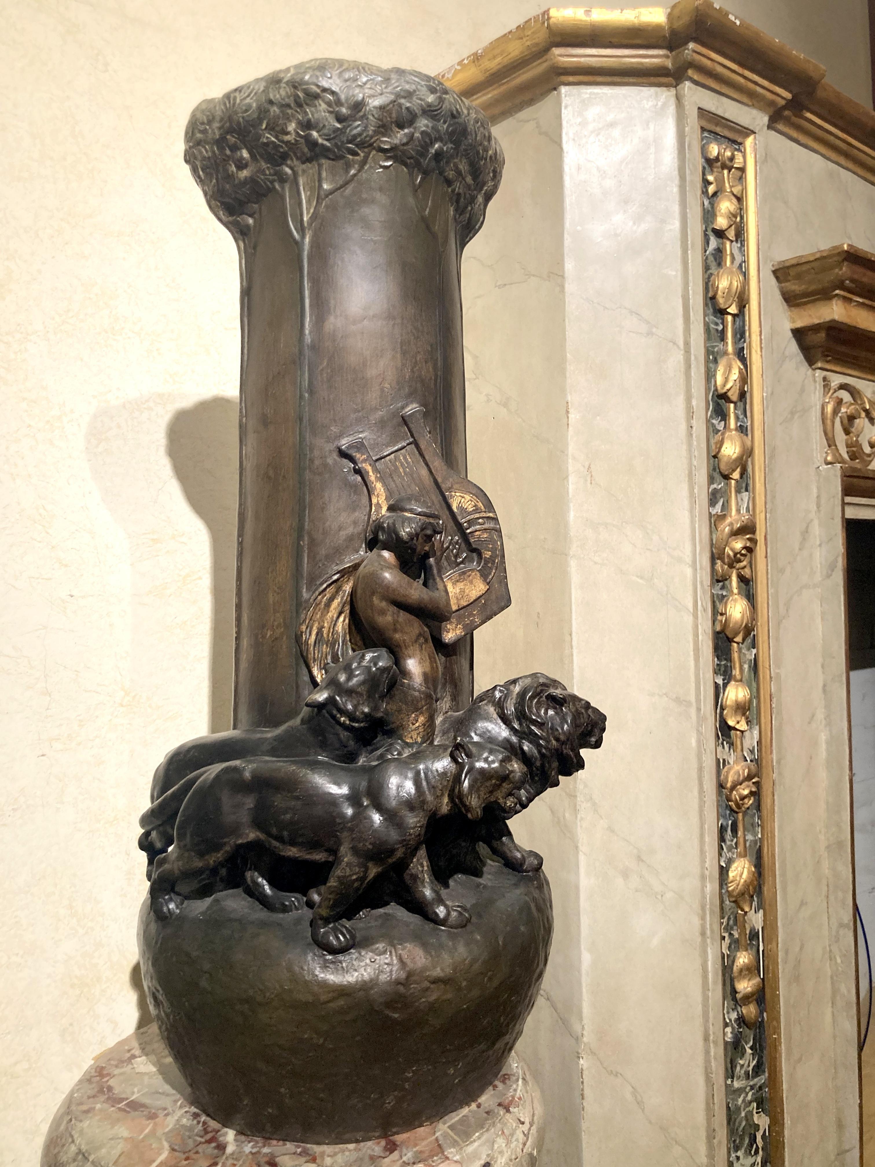 Cette pièce décorative Art Nouveau en terre cuite viennoise peinte à la main est un grand vase d'exposition à thème animalier et mythologique par Adolphe-Jean Lavergne pour Friedrich Goldscheider. 
Il s'agit d'un important vase sculptural, un