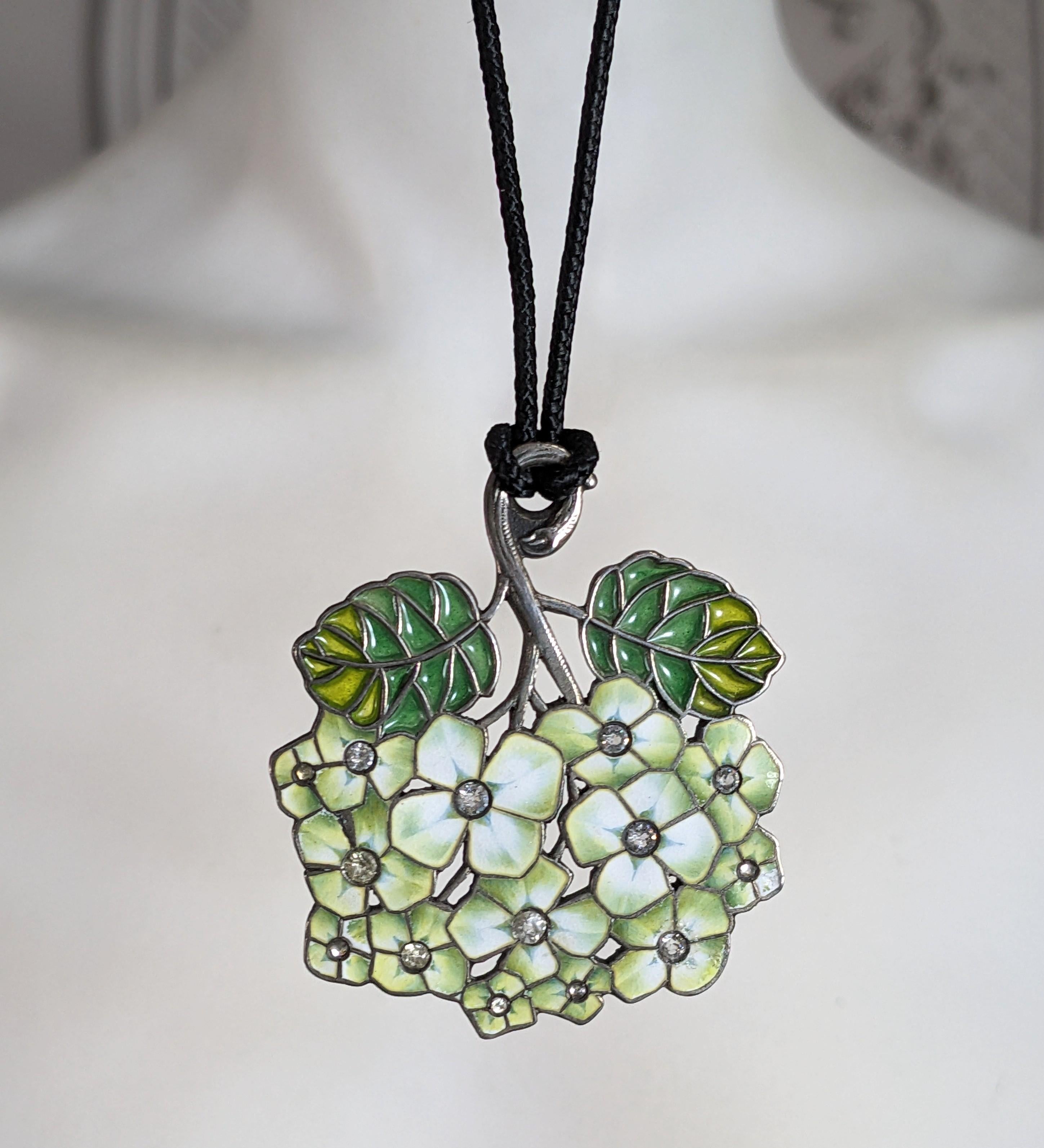 Pendentif Art Nouveau Hydrangea Plique a Jour en vente 2