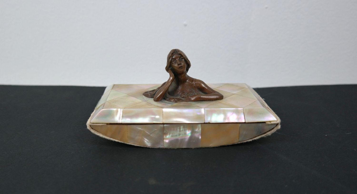Rare, very nice condition, art nouveau, wonderful mother-of-pearl box with an iridescent effect, suitable for storing jewelry, business cards, or even cigarettes.  Beautiful collection piece!