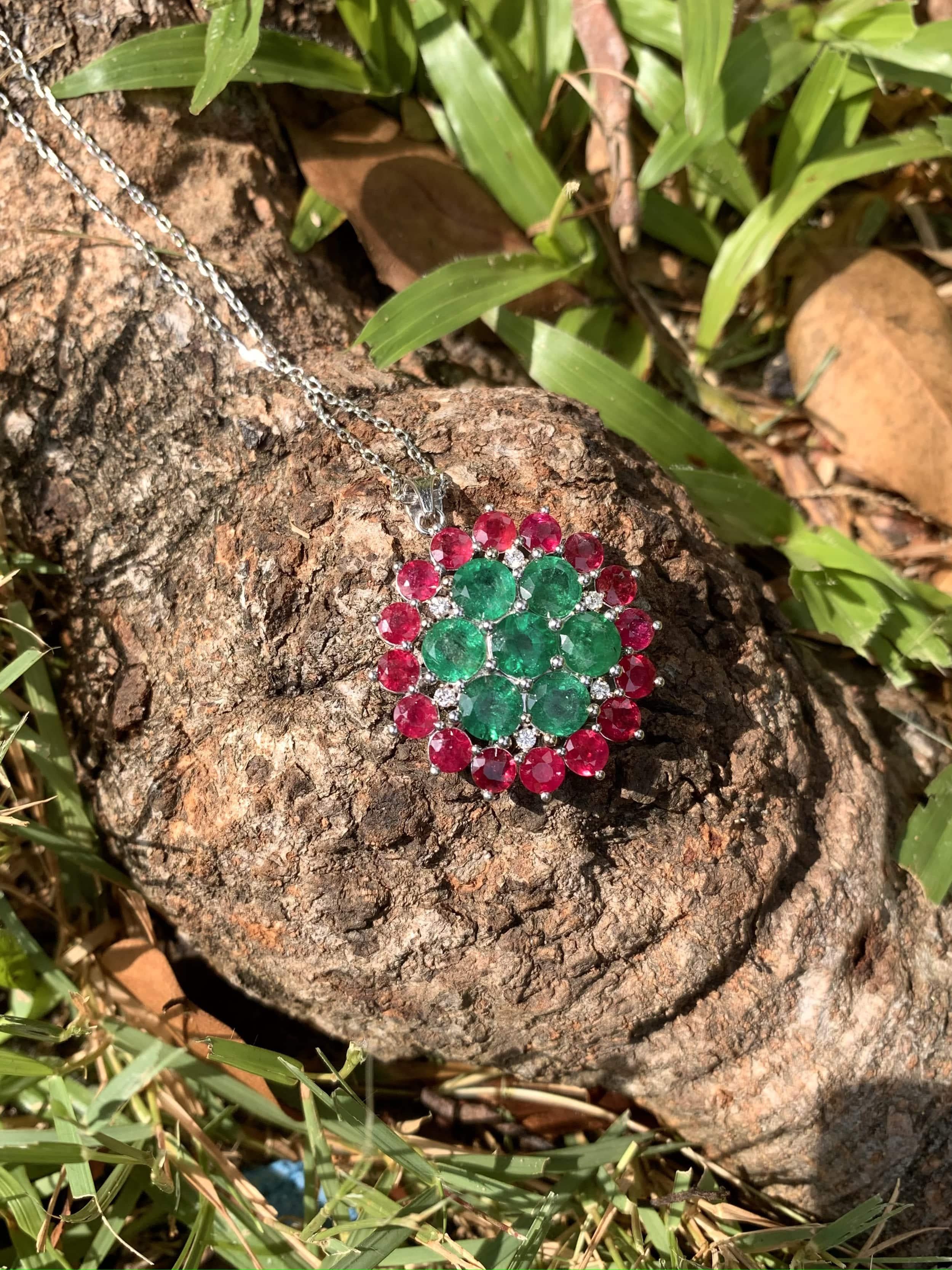 7.41 Ct Emerald, 6.94 Ct Ruby & 0.2 Ct Diamond studded Statement Pendant For Sale 4