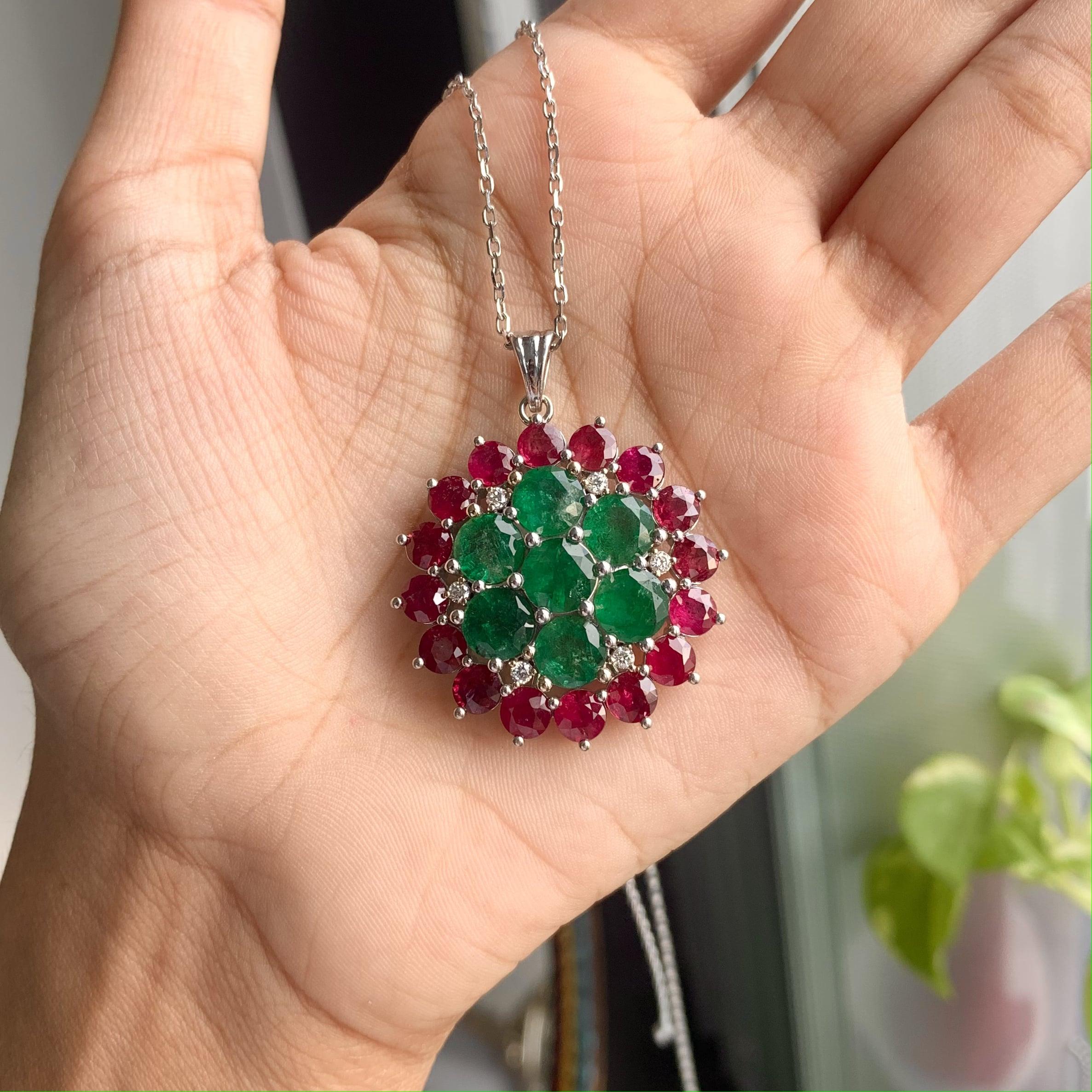 Pendentif fantaisie clouté avec émeraude de 7,41 carats, rubis de 6,94 carats et diamants de 0,2 carat en vente 7