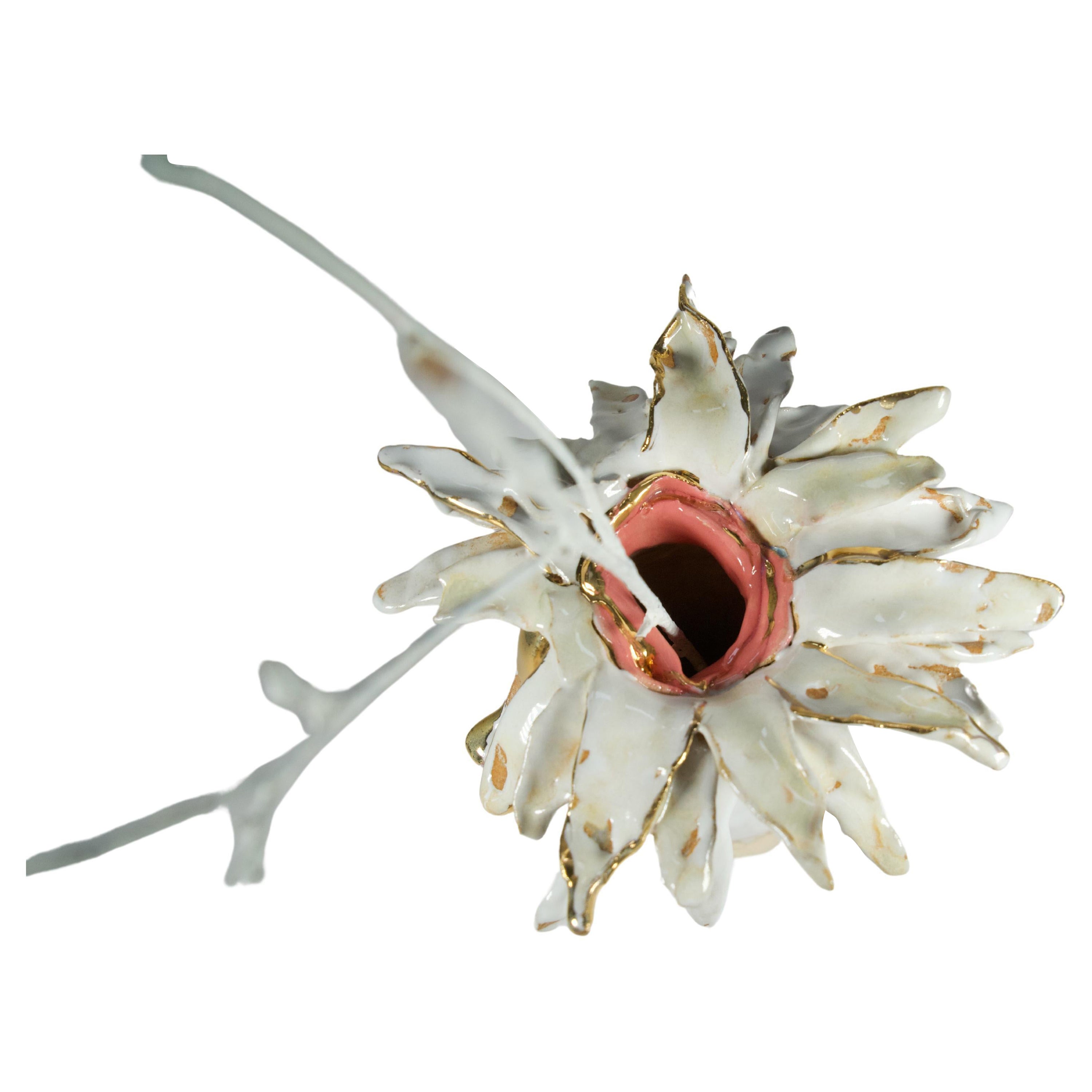 Artistics Kreationen aus Steingut, handgefertigt und handglasiert 
verziert mit Goldglanz.
Die Künstlerin interpretiert die Blumenkunst auf ihre eigene Art und Weise, eine surreale und verspielte Vase aus der Collection Floral.
Gibt es in vielen