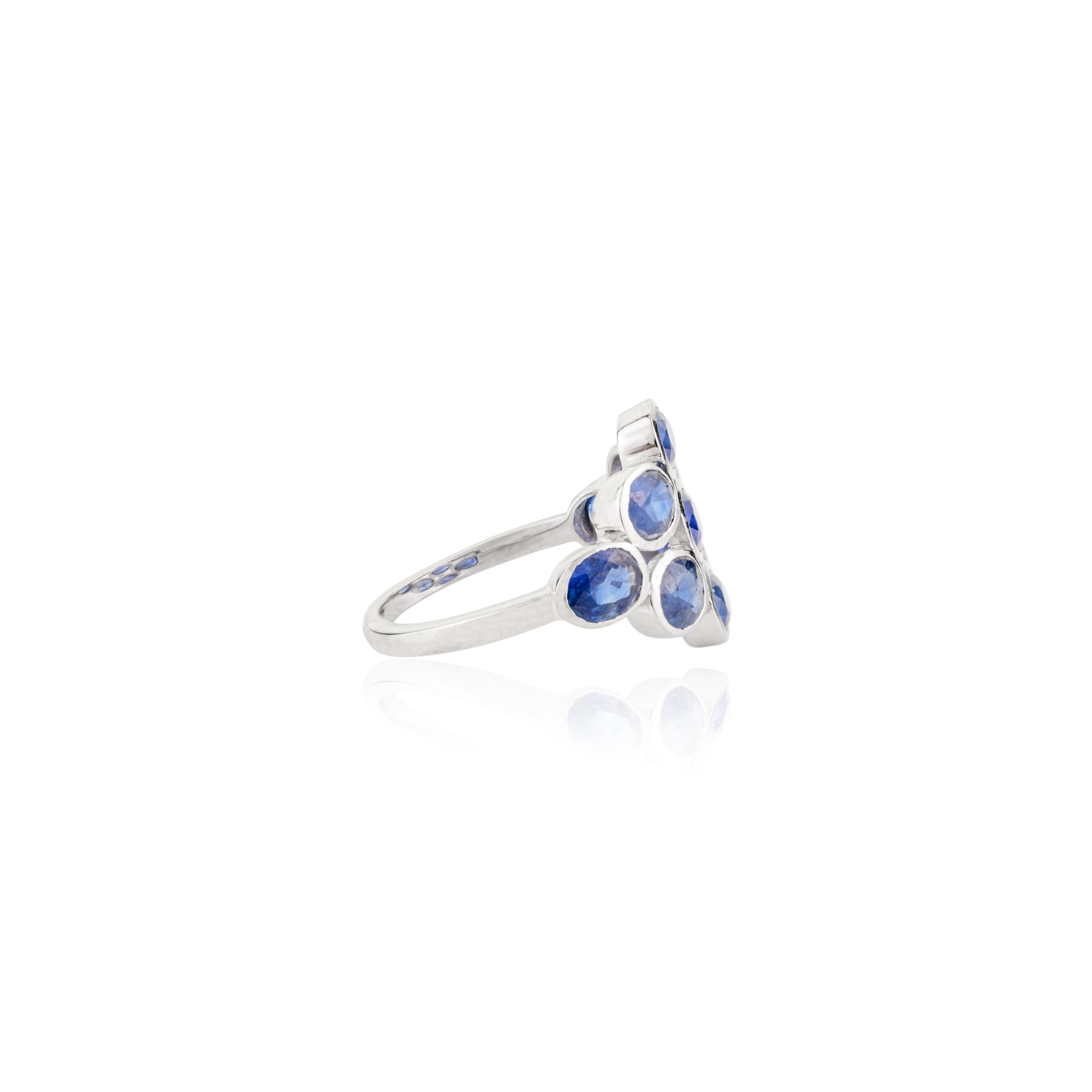 in vendita:  Anello a grappolo con zaffiro blu taglio ovale di ispirazione Art Nouveau in oro bianco 18 carati 7