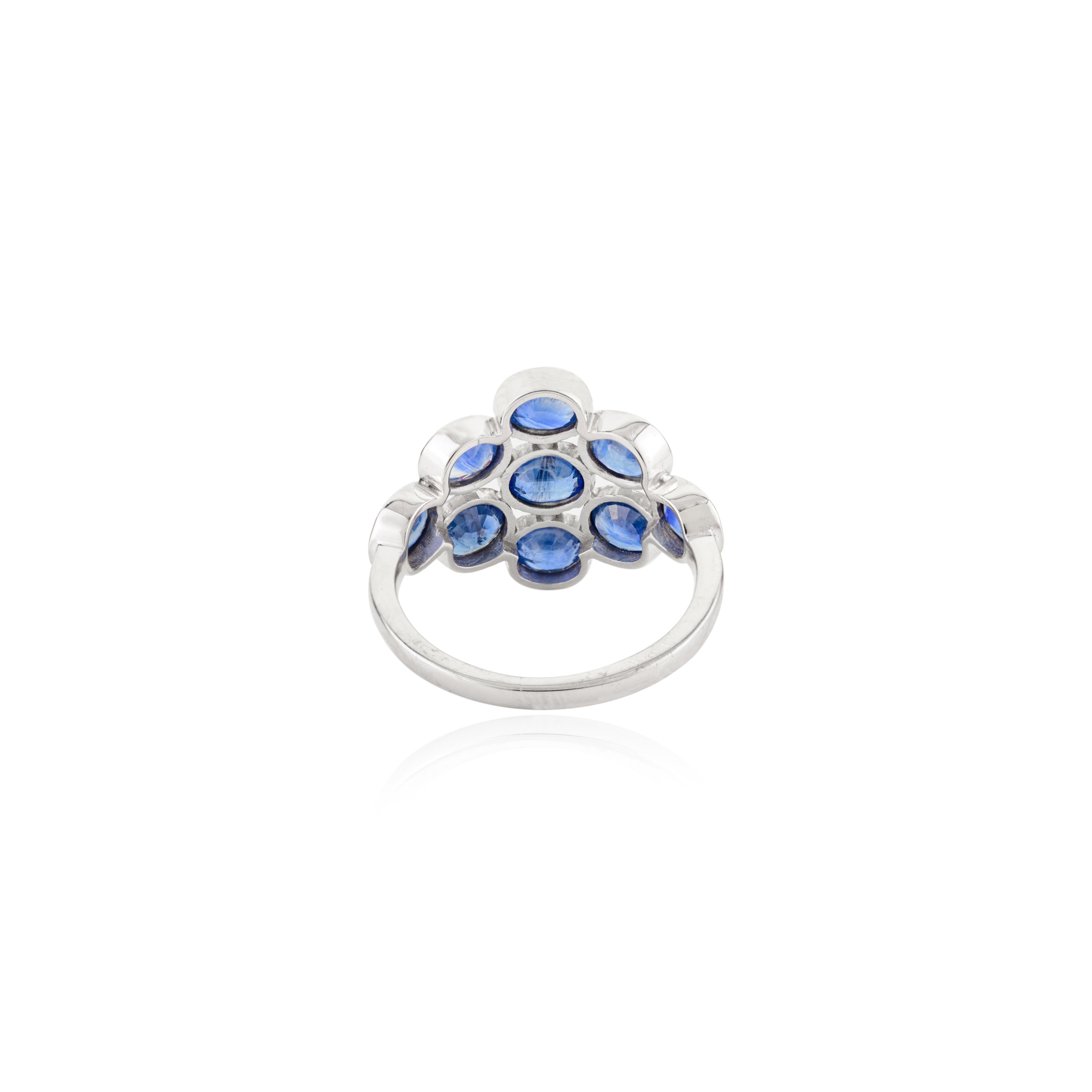 in vendita:  Anello a grappolo con zaffiro blu taglio ovale di ispirazione Art Nouveau in oro bianco 18 carati 9