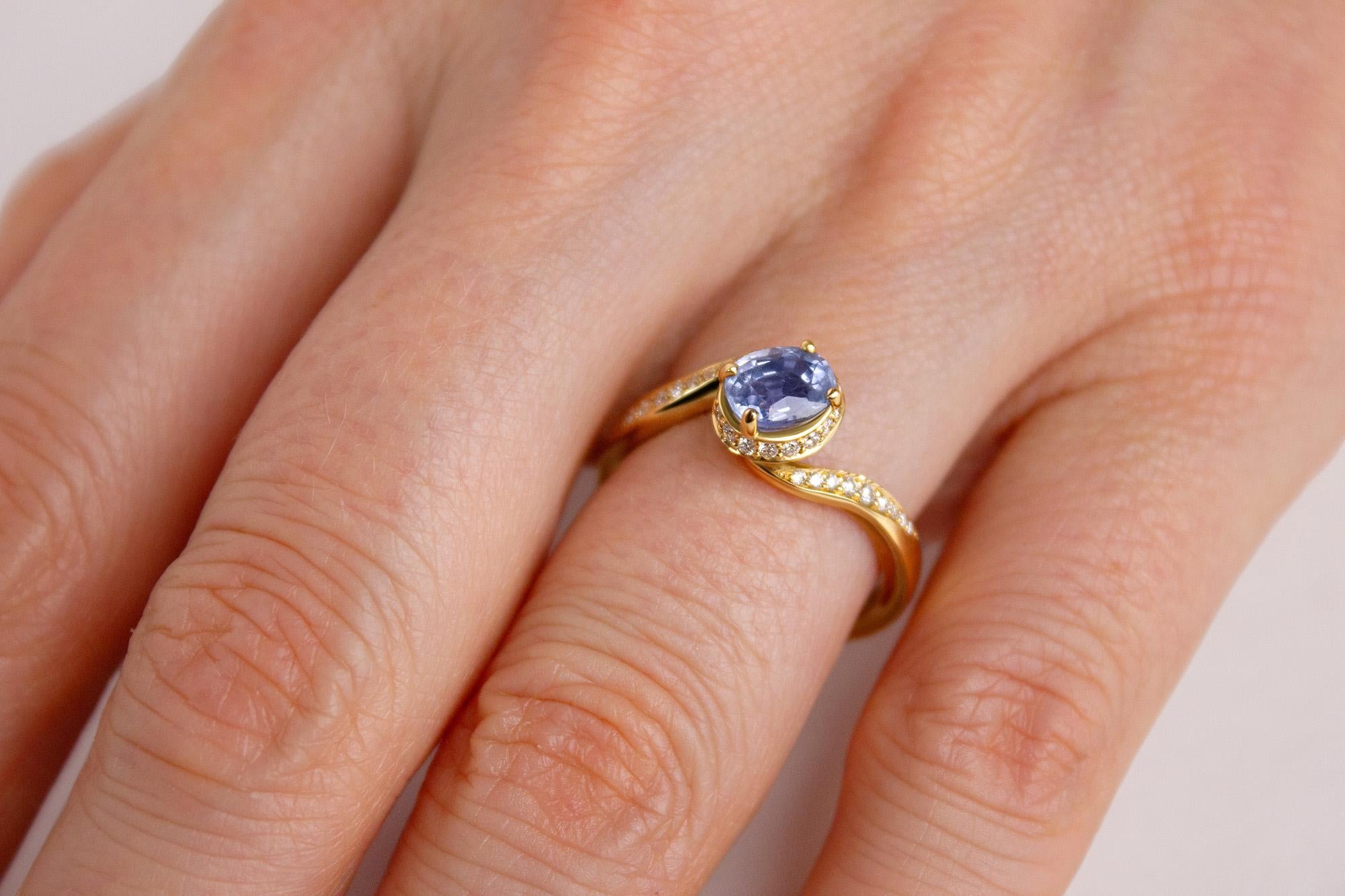 Art Nouveau-Inspired Sapphire Solitaire Ring 18K Gold – Sri Lankan Blue Sapphire In New Condition For Sale In London, GB