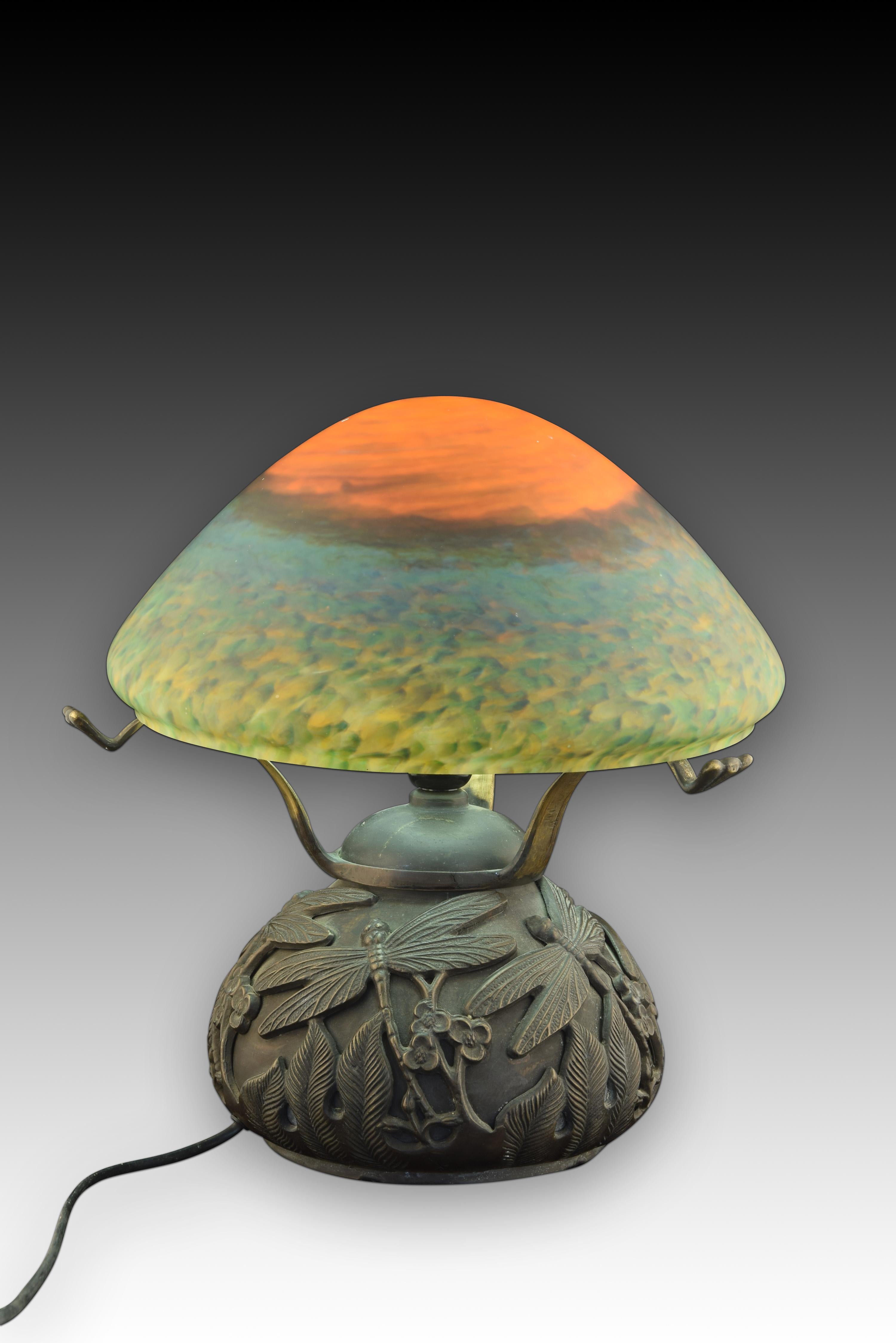 Européen Lampe de table d'inspiration Art nouveau. Bronze, verre. en vente