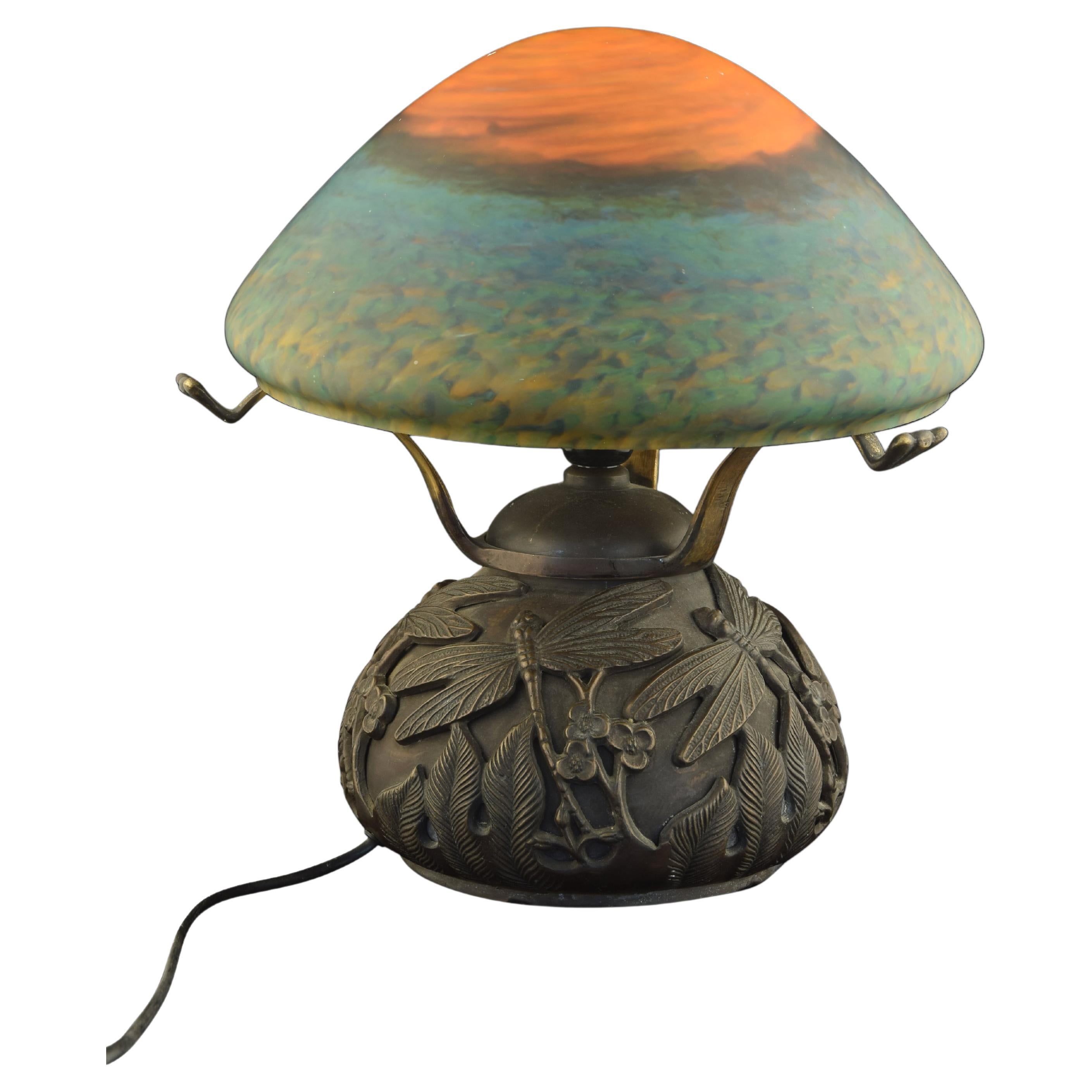 Vom Jugendstil inspirierte Tischlampe. Bronze, Glas.