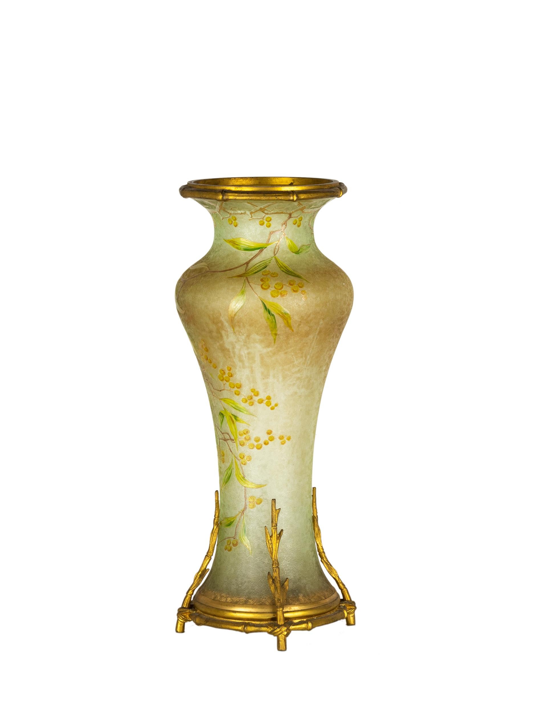 Un art nouveau extraordinaire  Vase bohémien en verre vert irisé avec incrustation de bronze doré par Wilhelm Kralik Sohn dans la région tchèque de la Šumava.



