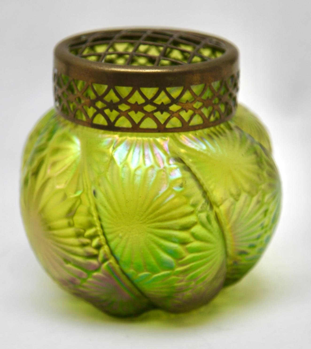 Jugendstil-Vase aus schillerndem Glas mit Pique Fleurs' Pique Fleurs von Loetz' mit Grille (Handgefertigt) im Angebot
