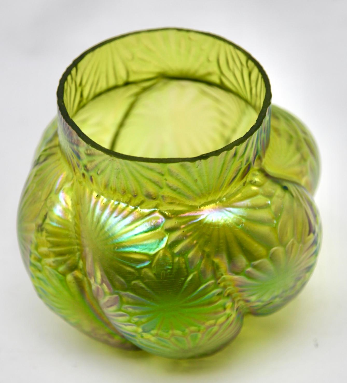 Jugendstil-Vase aus schillerndem Glas mit Pique Fleurs' Pique Fleurs von Loetz' mit Grille im Zustand „Gut“ im Angebot in Verviers, BE