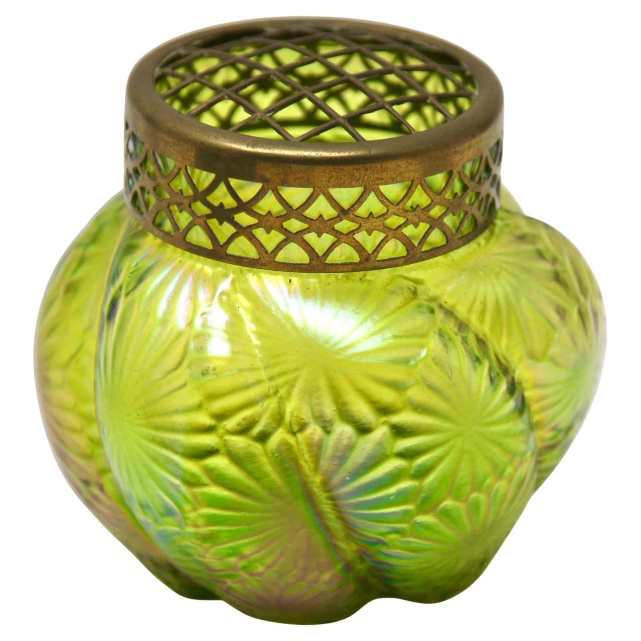 Jugendstil-Vase aus schillerndem Glas mit Pique Fleurs' Pique Fleurs von Loetz' mit Grille im Angebot