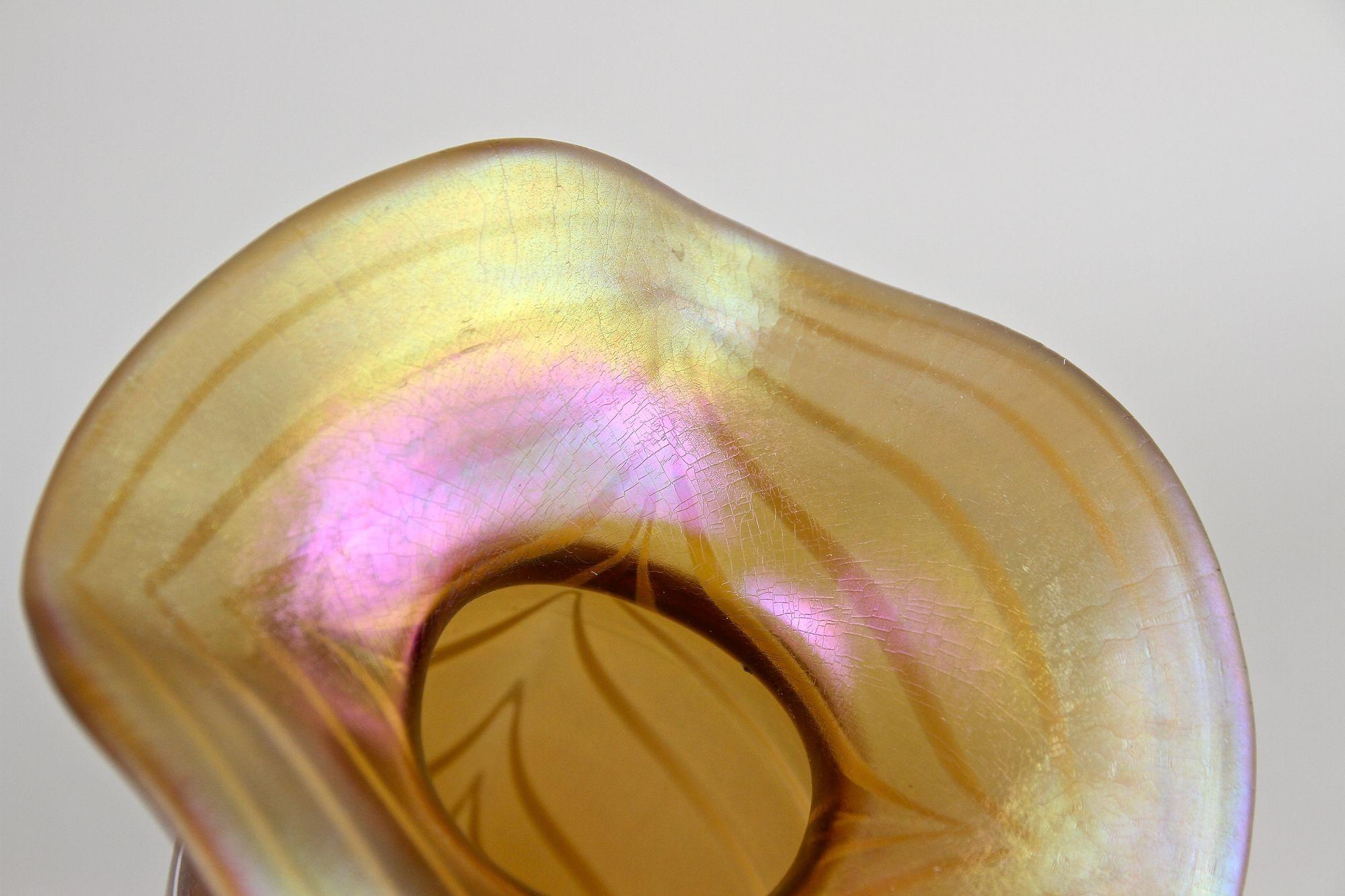 Art Nouveau Iridescent Glass Vase Attributed To Loetz Witwe, Bohemia, ca. 1915 For Sale 12