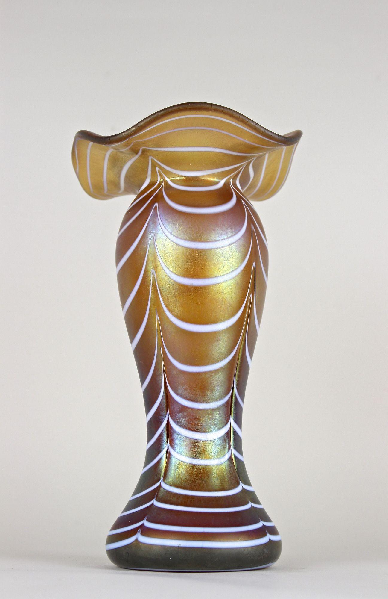Bezaubernde, hochdekorative Vase aus irisierendem Glas aus der Zeit des Jugendstils in Bohemia um 1915. Ein wirklich schönes Stück Glaskunst aus dem frühen 20. Jahrhundert, das Loetz Witwe zugeschrieben wird. Ein außergewöhnliches Design mit einem