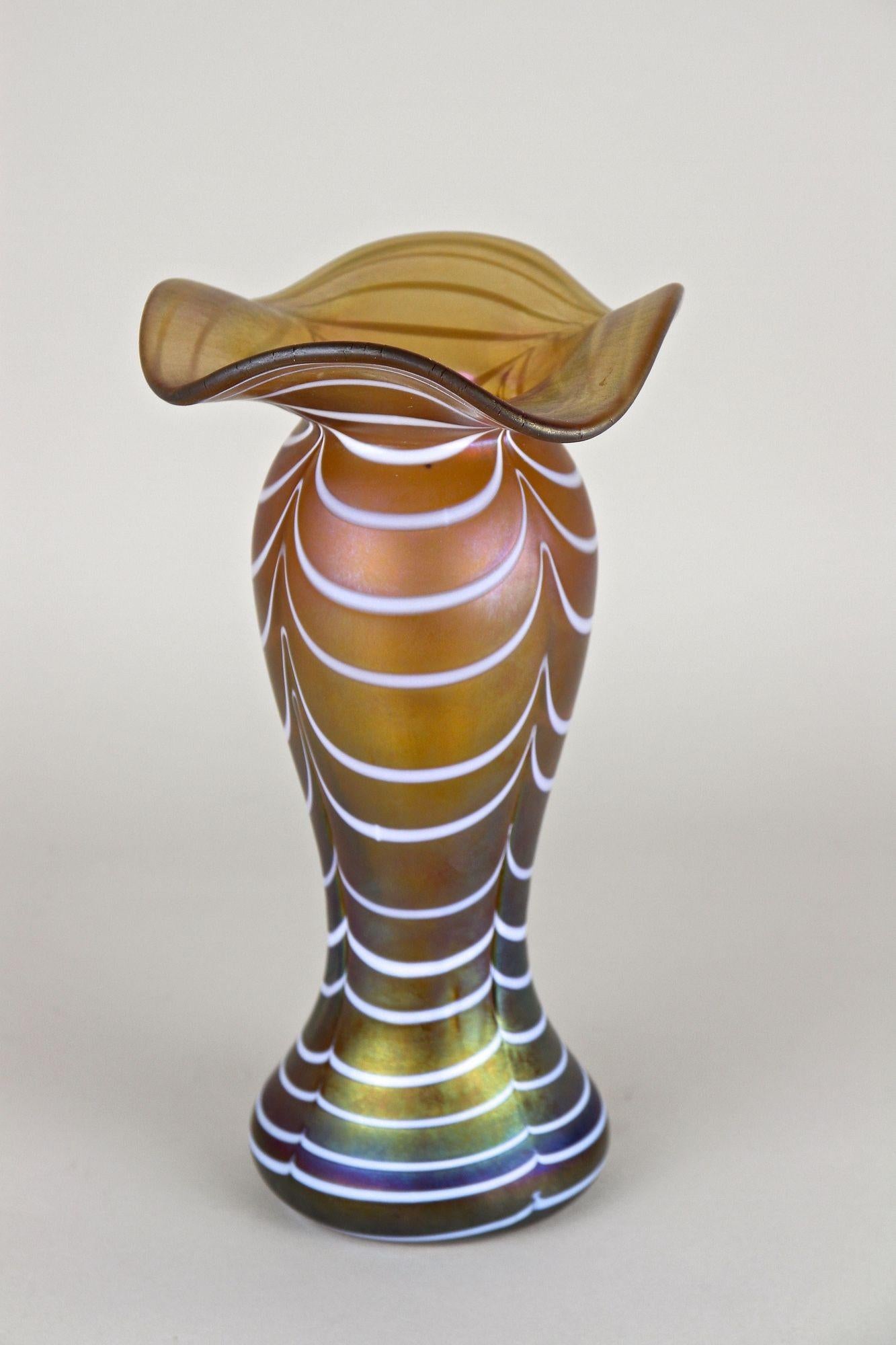 Art Nouveau Iridescent Glass Vase Attributed To Loetz Witwe, Bohemia, ca. 1915 In Excellent Condition For Sale In Lichtenberg, AT