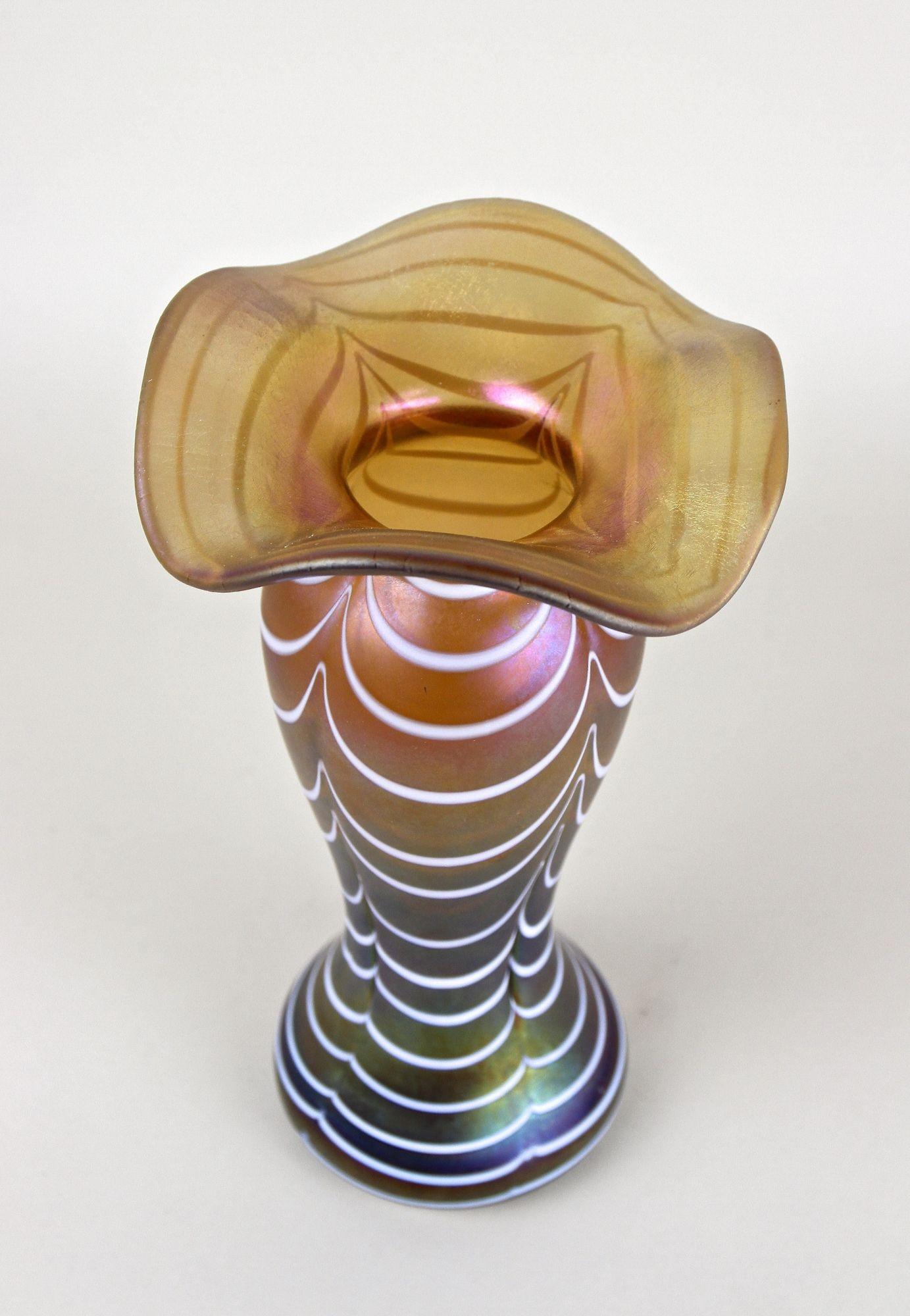 20th Century Art Nouveau Iridescent Glass Vase Attributed To Loetz Witwe, Bohemia, ca. 1915 For Sale