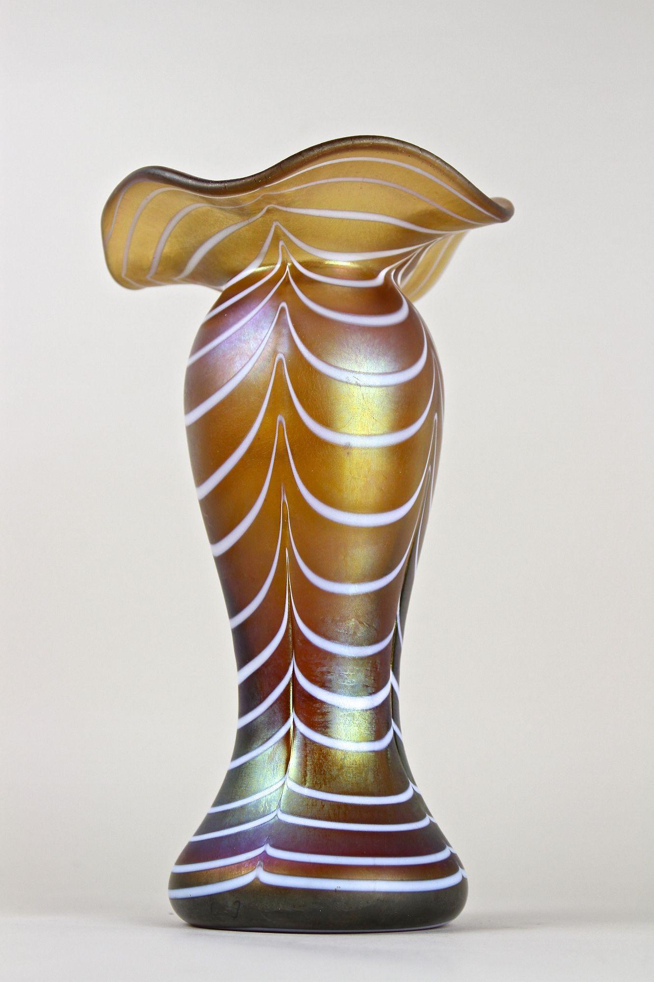 Art Nouveau Iridescent Glass Vase Attributed To Loetz Witwe, Bohemia, ca. 1915 For Sale 2
