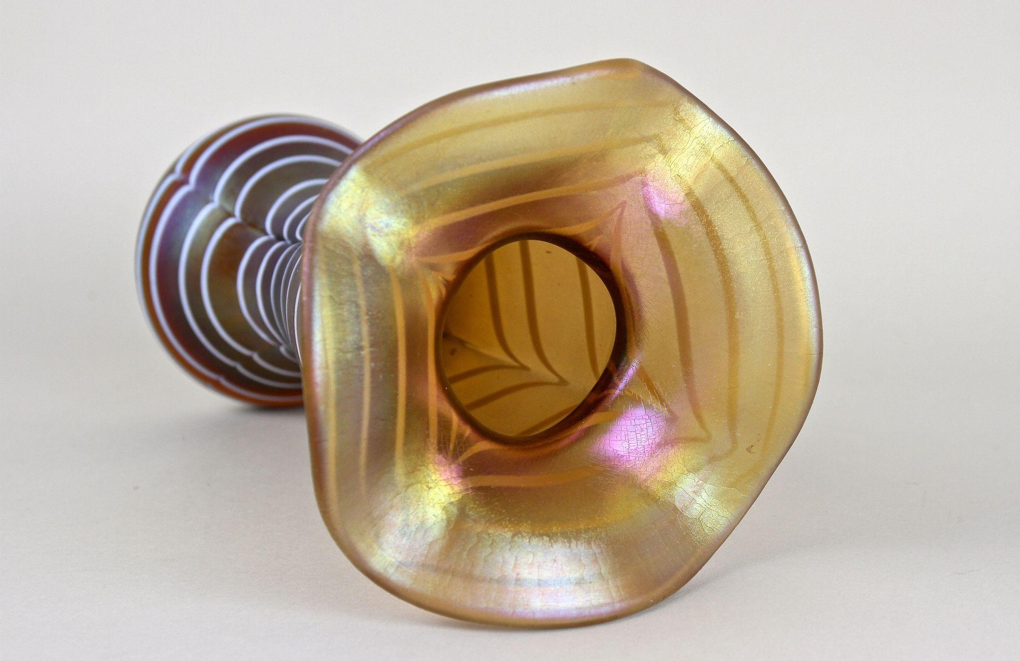 Art Nouveau Iridescent Glass Vase Attributed To Loetz Witwe, Bohemia, ca. 1915 For Sale 3