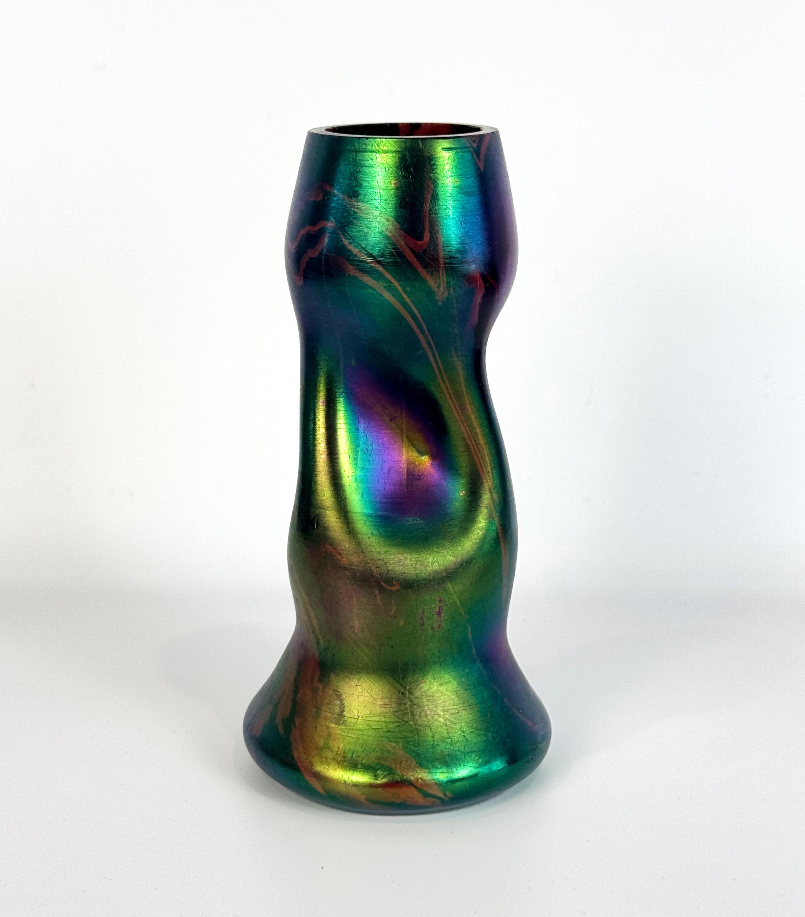 Vaso in vetro iridescente Art Nouveau, di elegante forma attorcigliata, con iridescenze in ametista, blu e verde e disegno di piume tirate. Non firmato, ma probabilmente di Josef Rindskopf's Söhne. Un bellissimo pezzo in stile Art Nouveau/Vittoriano