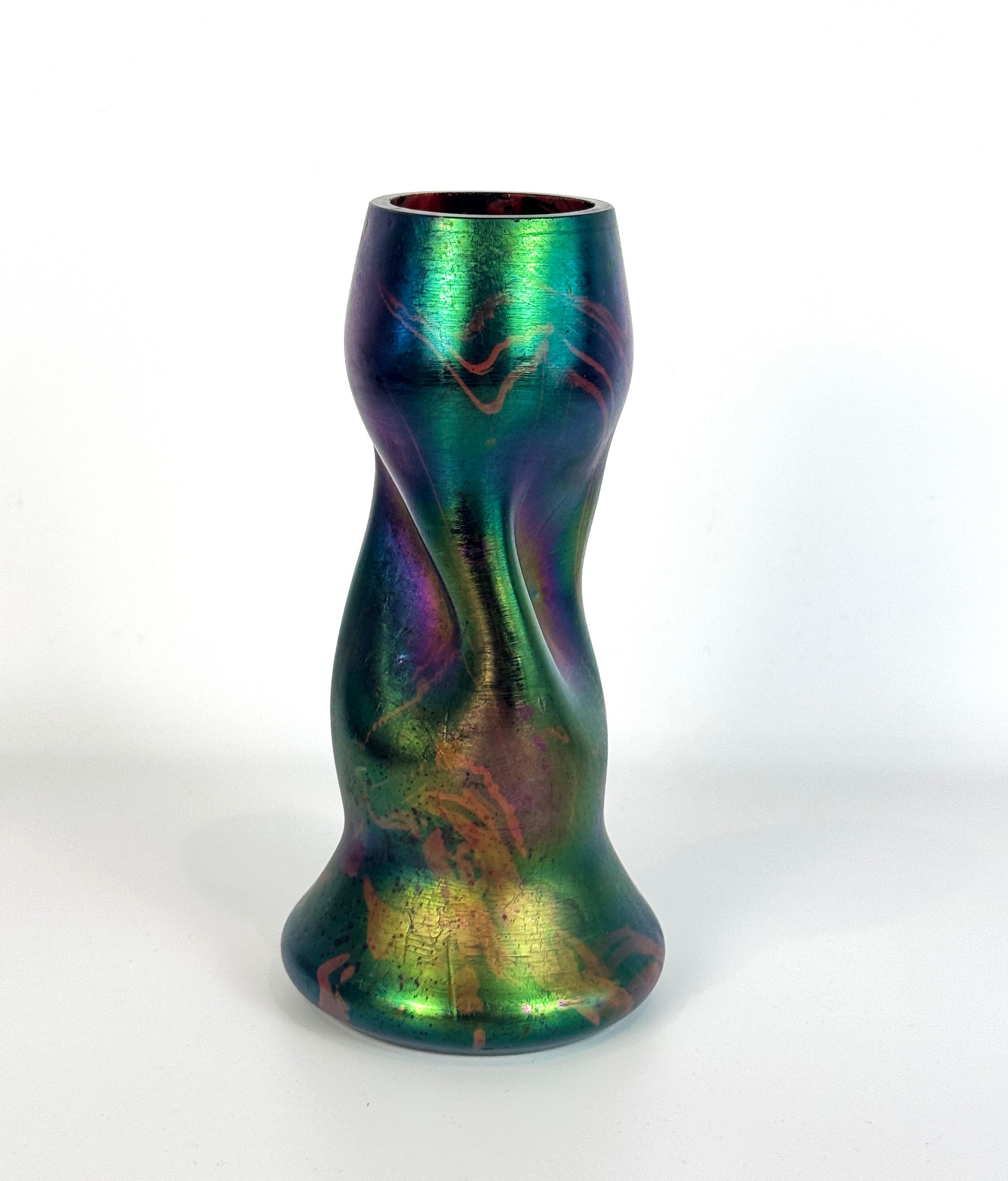 Europeo Vaso in vetro iridescente Art Nouveau in ametista, blu e verde in vendita