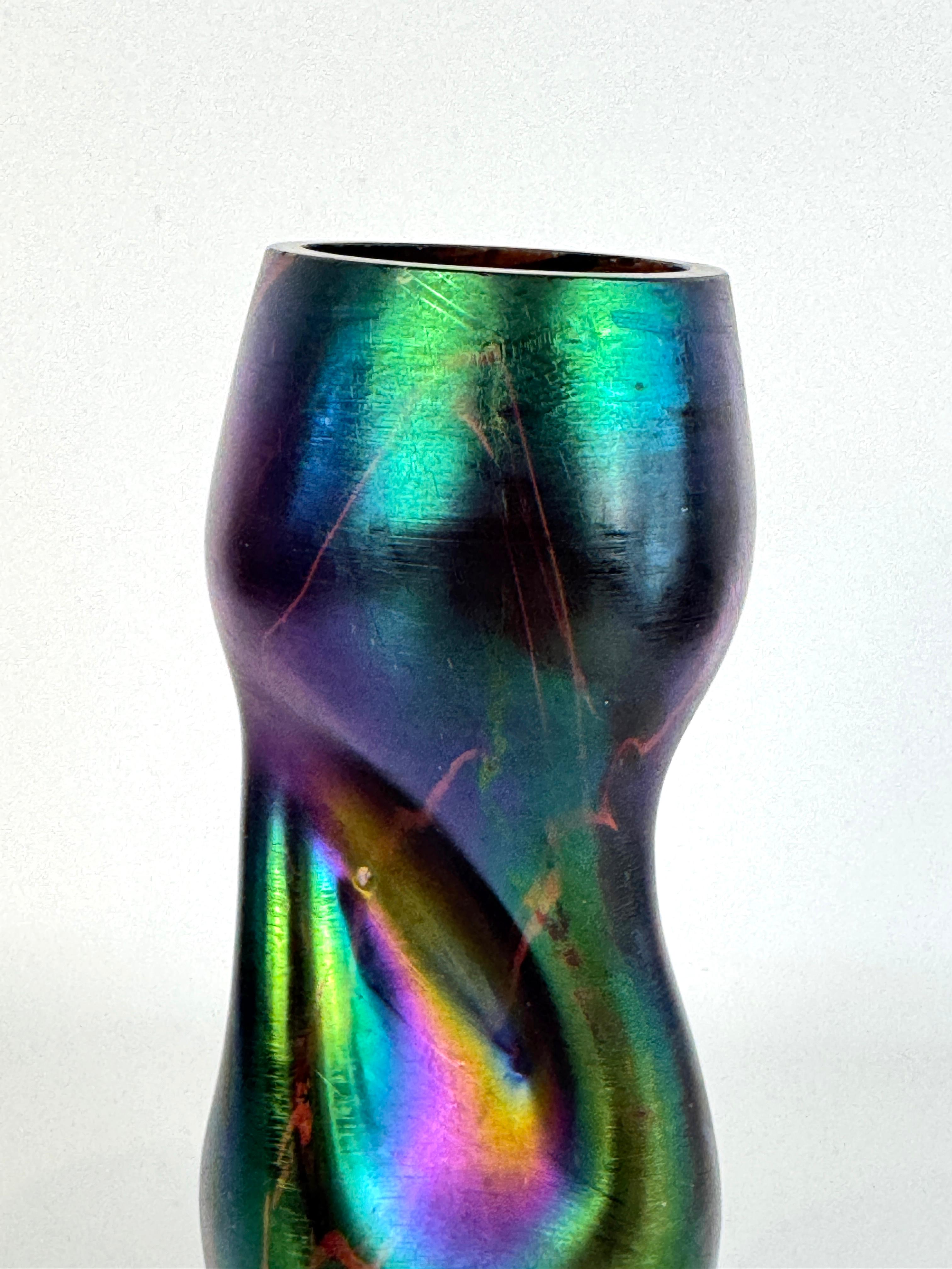 XIX secolo Vaso in vetro iridescente Art Nouveau in ametista, blu e verde in vendita