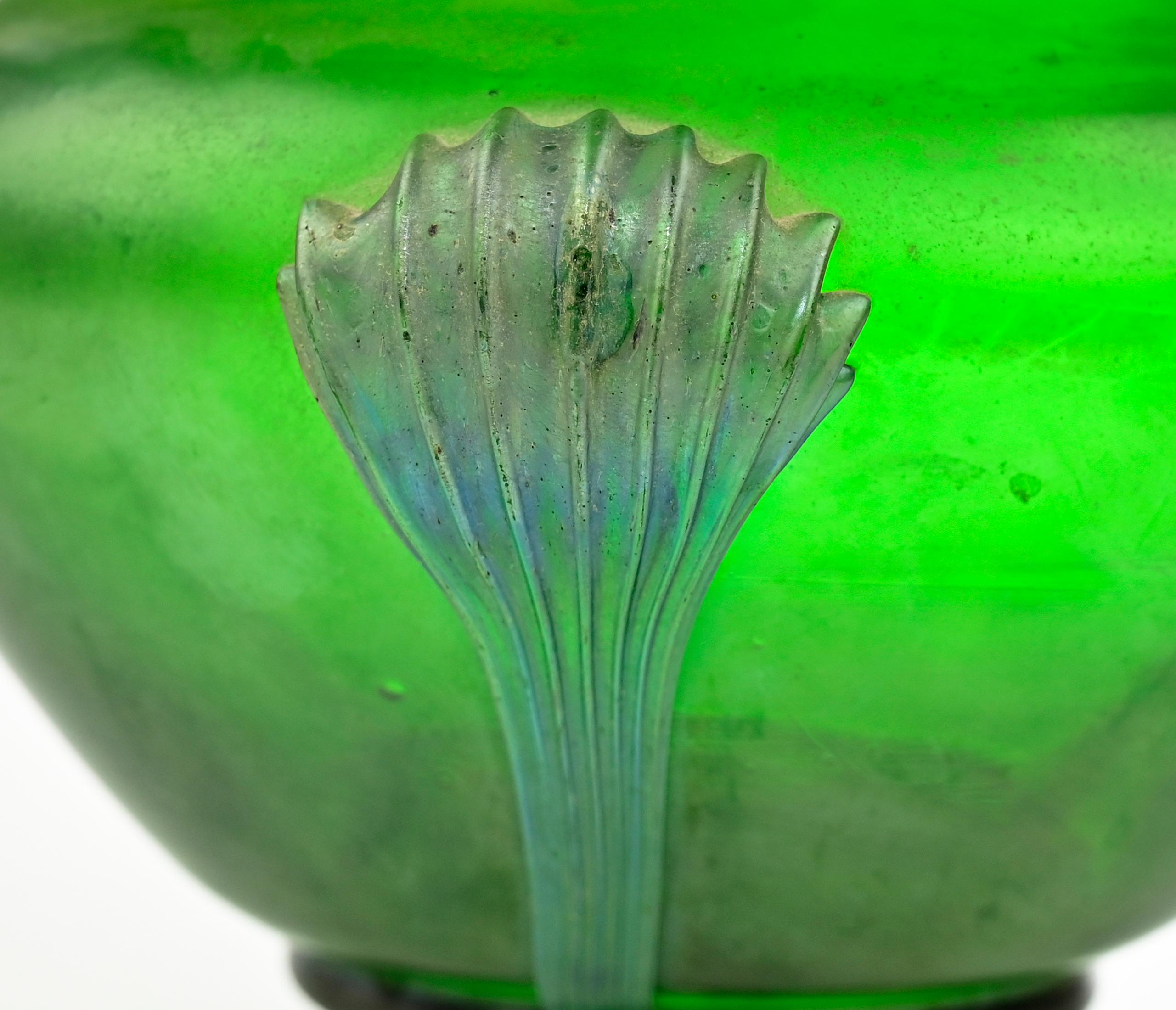 Ceco Vaso in vetro verde iridescente Art Nouveau, inizio XX secolo in vendita