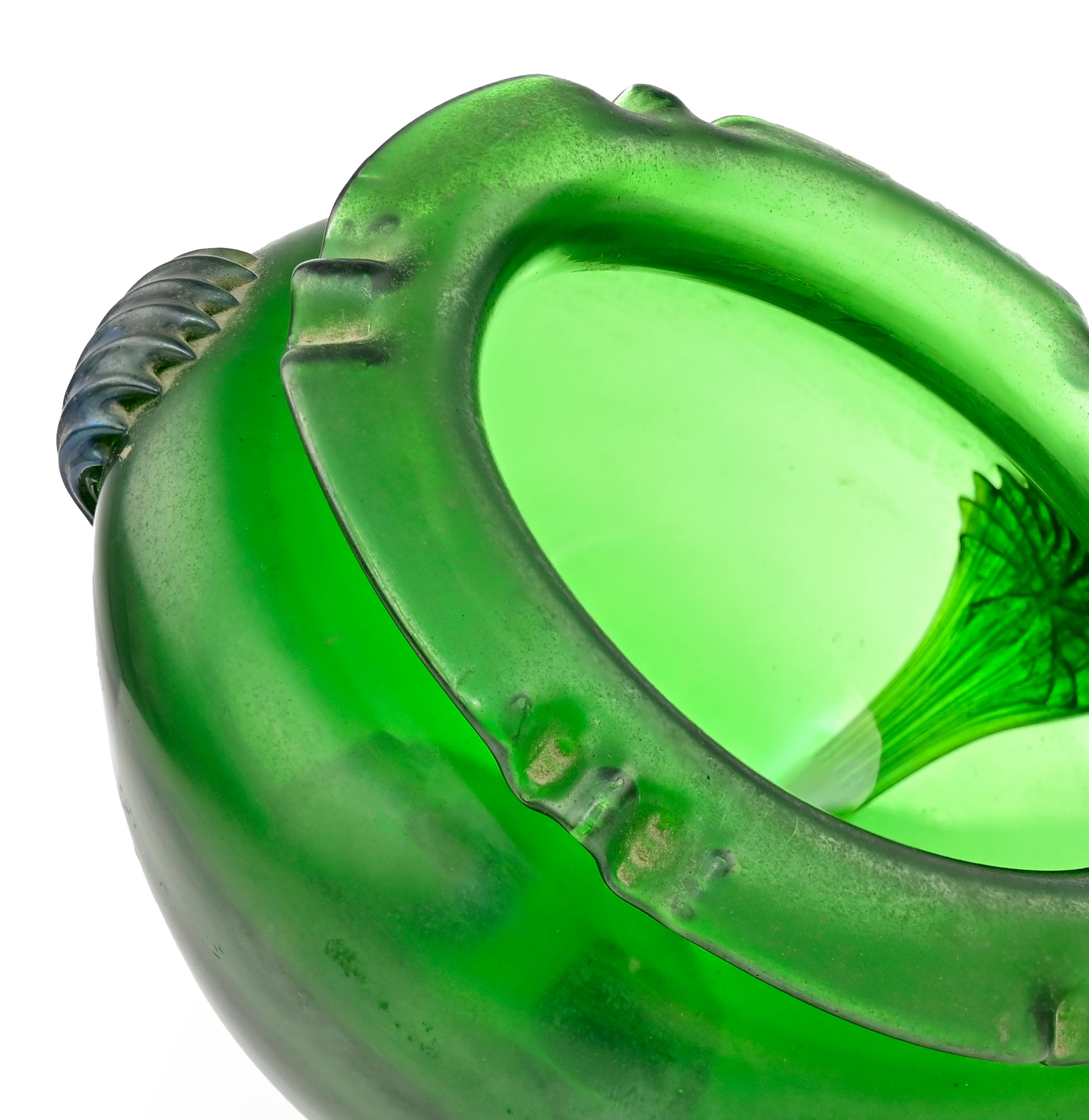 Vaso in vetro verde iridescente Art Nouveau, inizio XX secolo In condizioni buone in vendita a Roma, IT