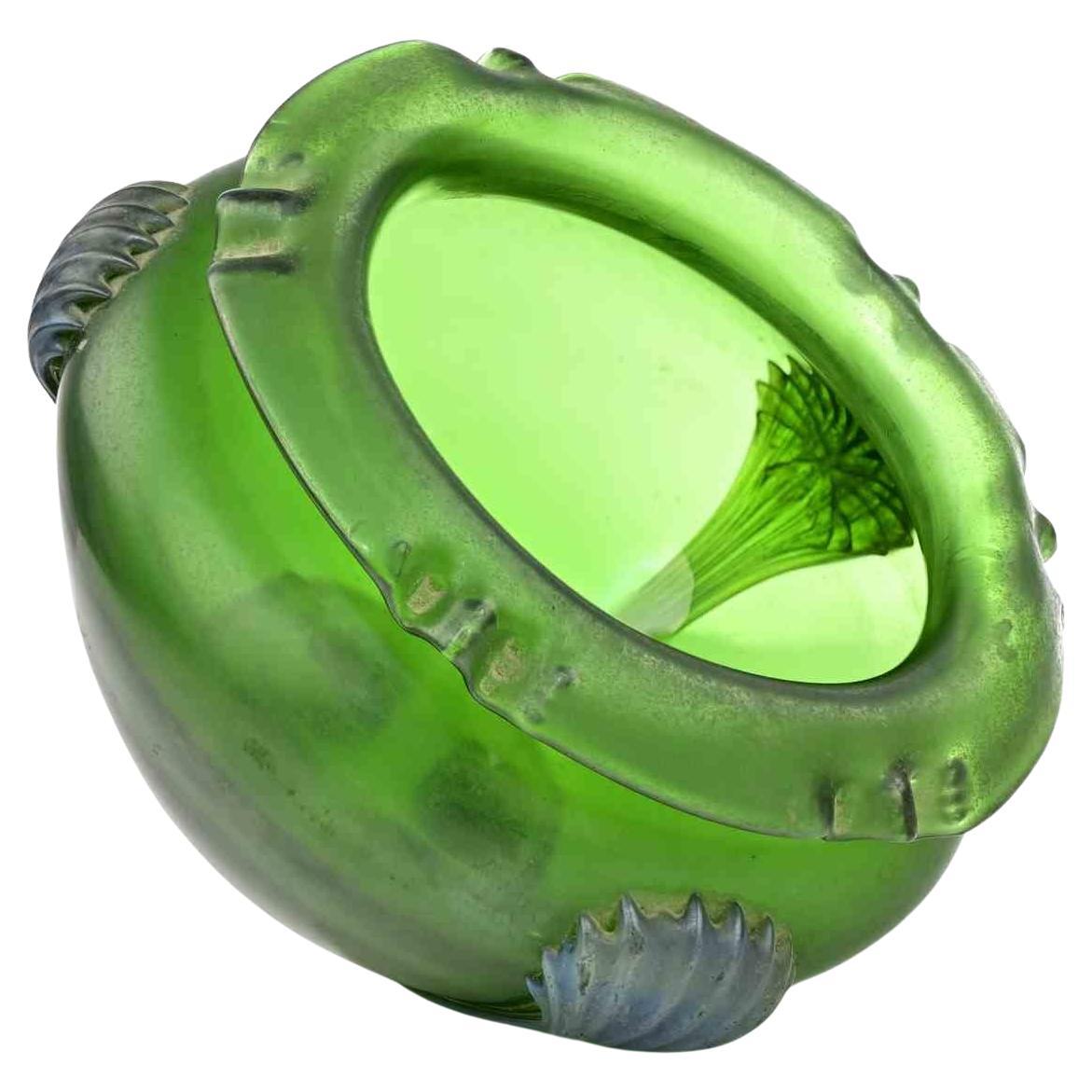 Vaso in vetro verde iridescente Art Nouveau realizzato all'inizio del XX secolo, forse dalla manifattura Kralik.

Ventagli in vetro opaco iridescente, di un'elegante tonalità verde scuro/turchese.

