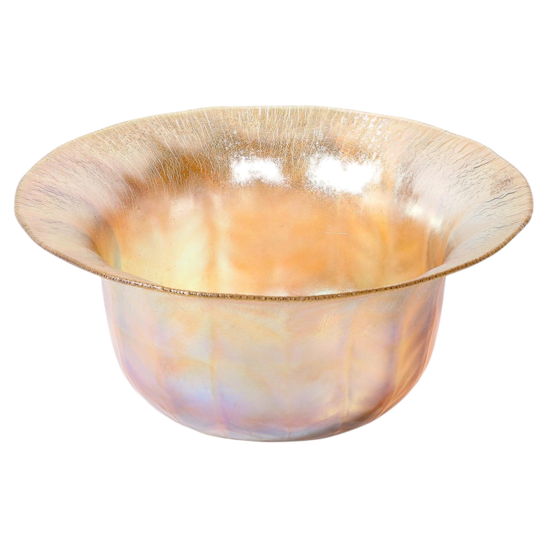 Ciotola in vetro Favrile in stile Art Nouveau, giallo-blu iridescente, firmata L.C. Tiffany & Co.