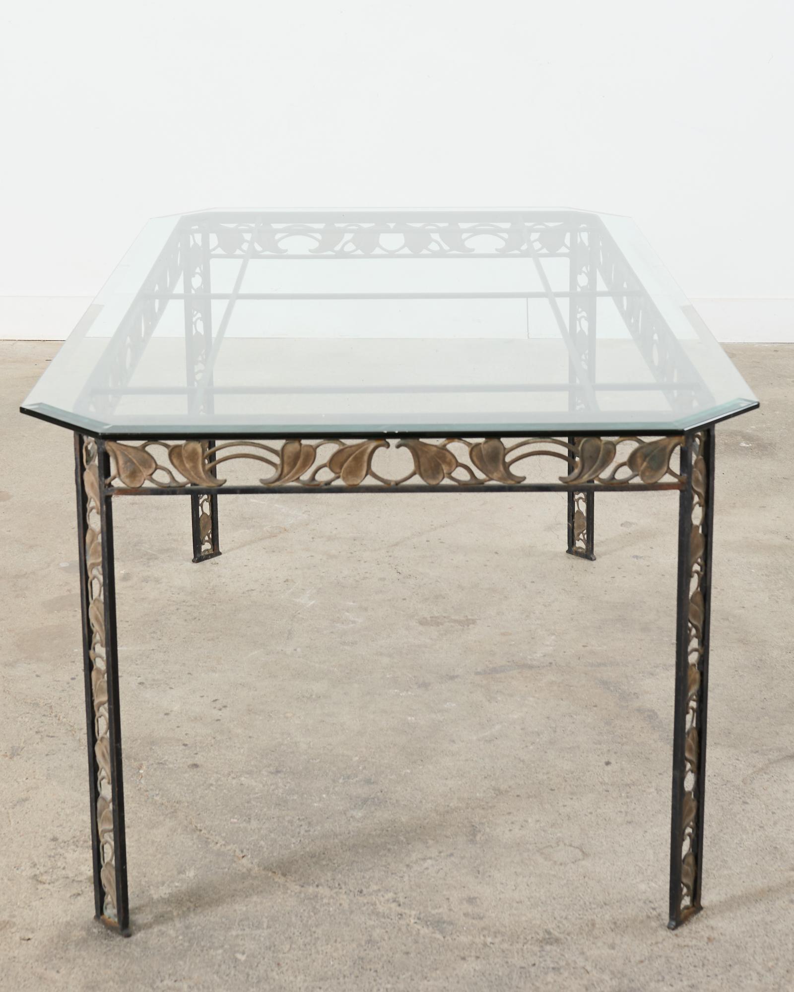 Table de salle à manger de jardin Art Nouveau en fer à feuilles de bronze en vente 4