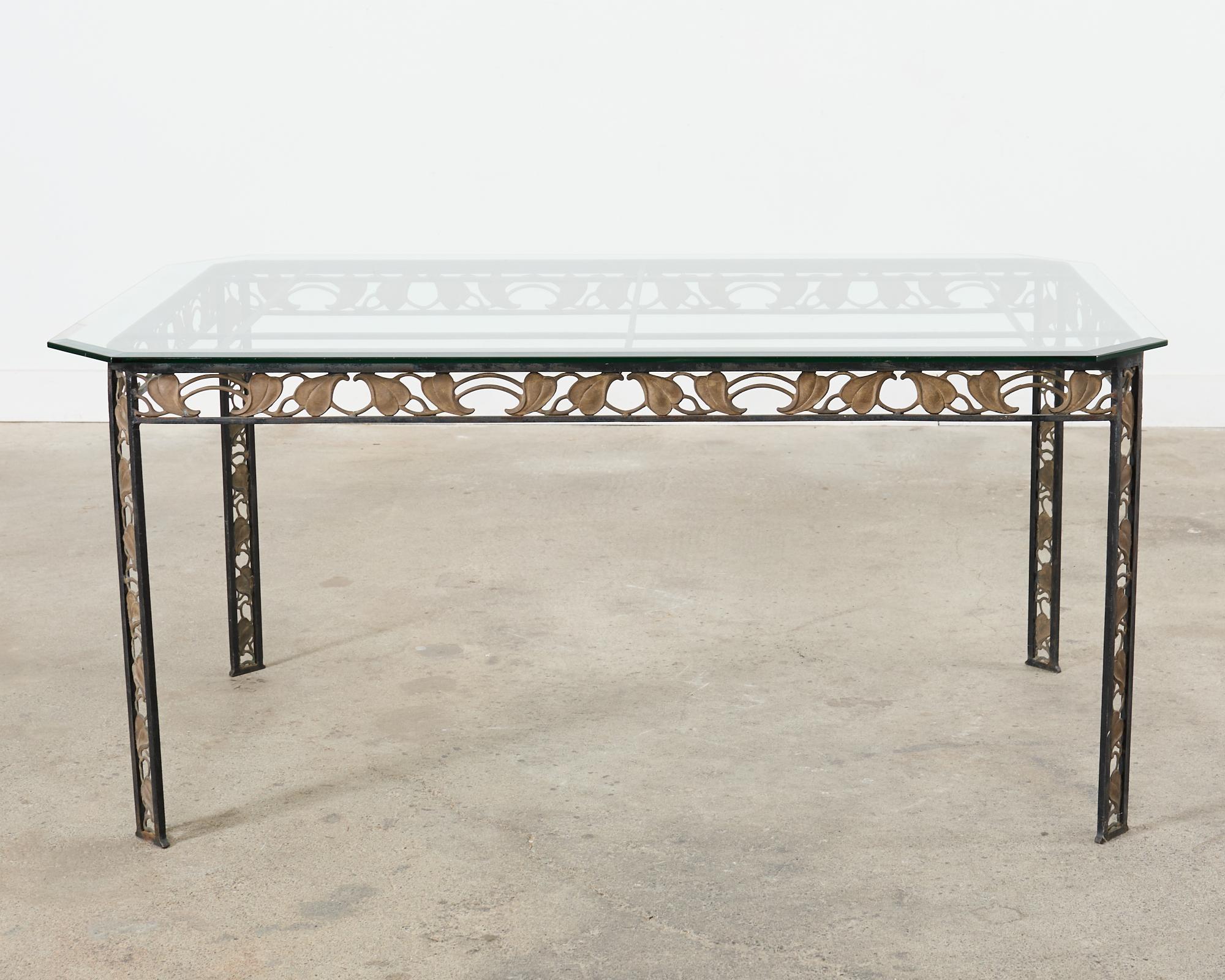 Table de salle à manger de jardin Art Nouveau en fer à feuilles de bronze en vente 5