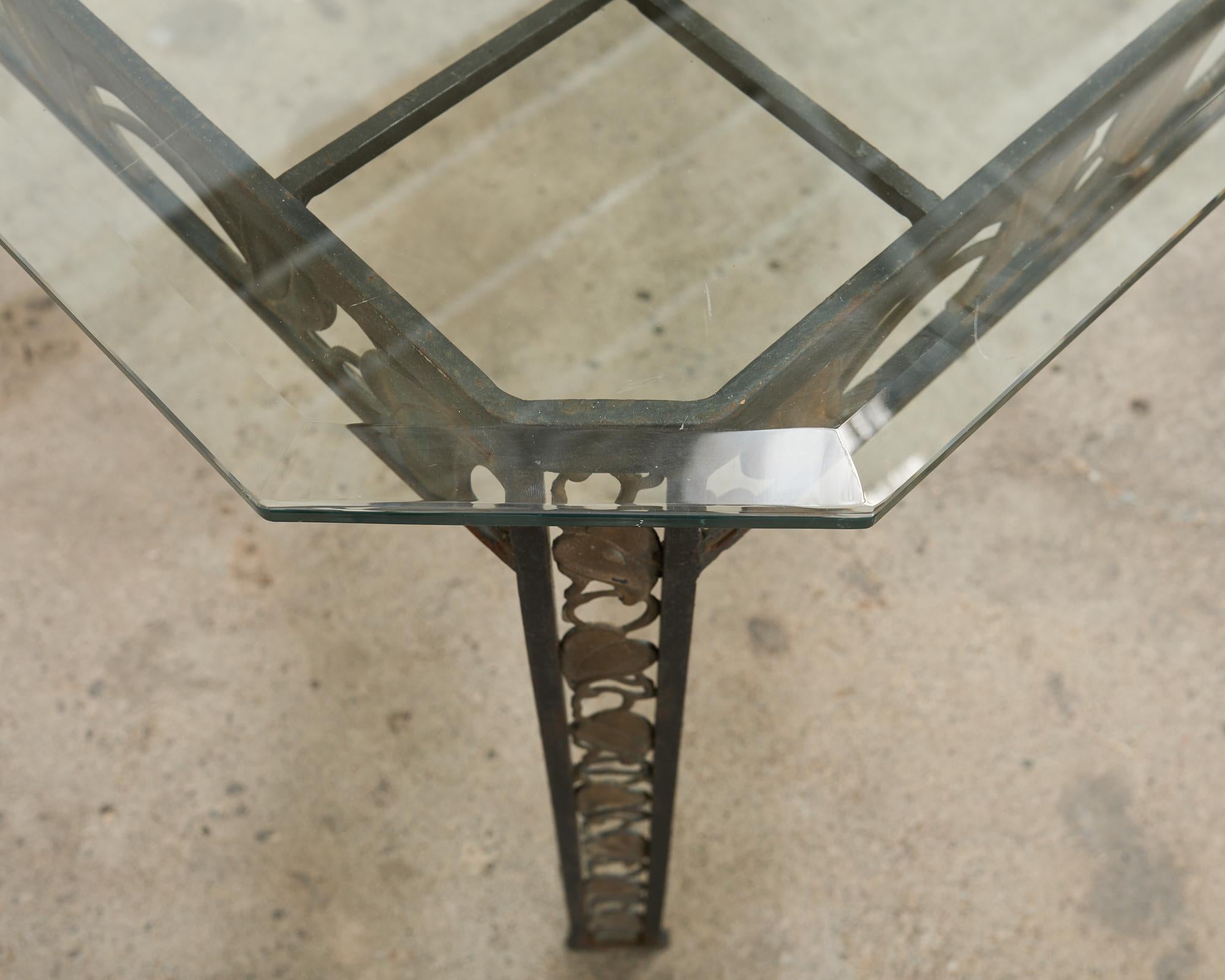 Table de salle à manger de jardin Art Nouveau en fer à feuilles de bronze en vente 6
