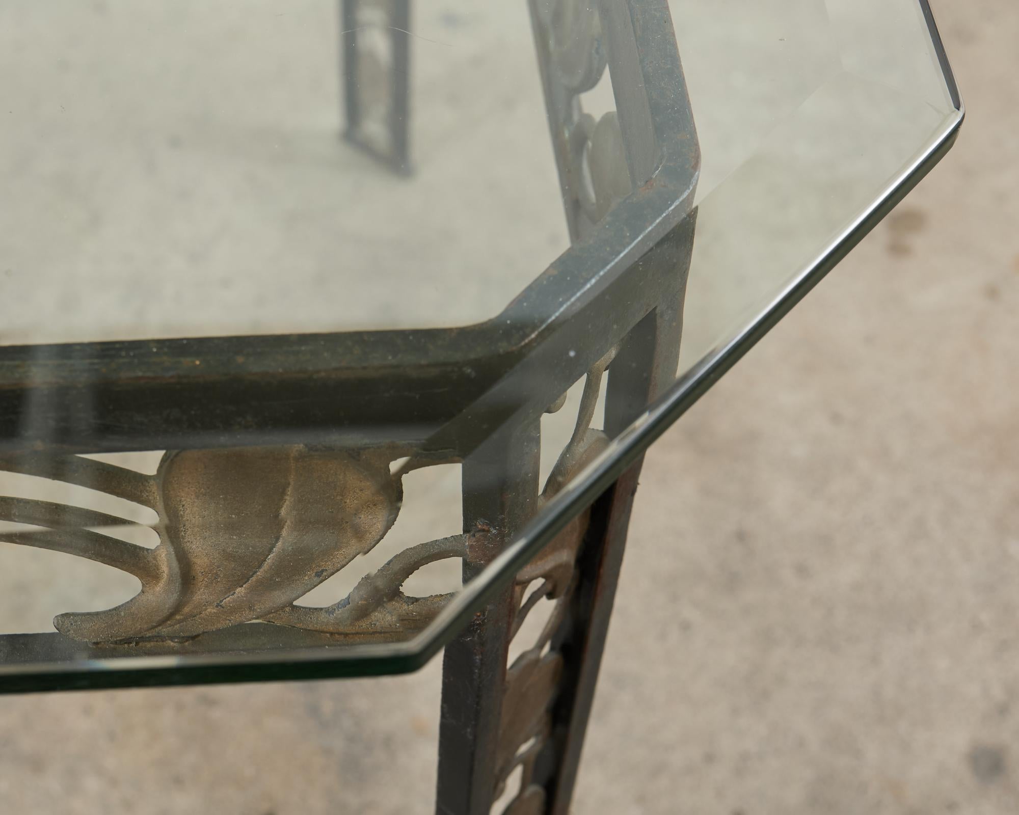 Table de salle à manger de jardin Art Nouveau en fer à feuilles de bronze en vente 8