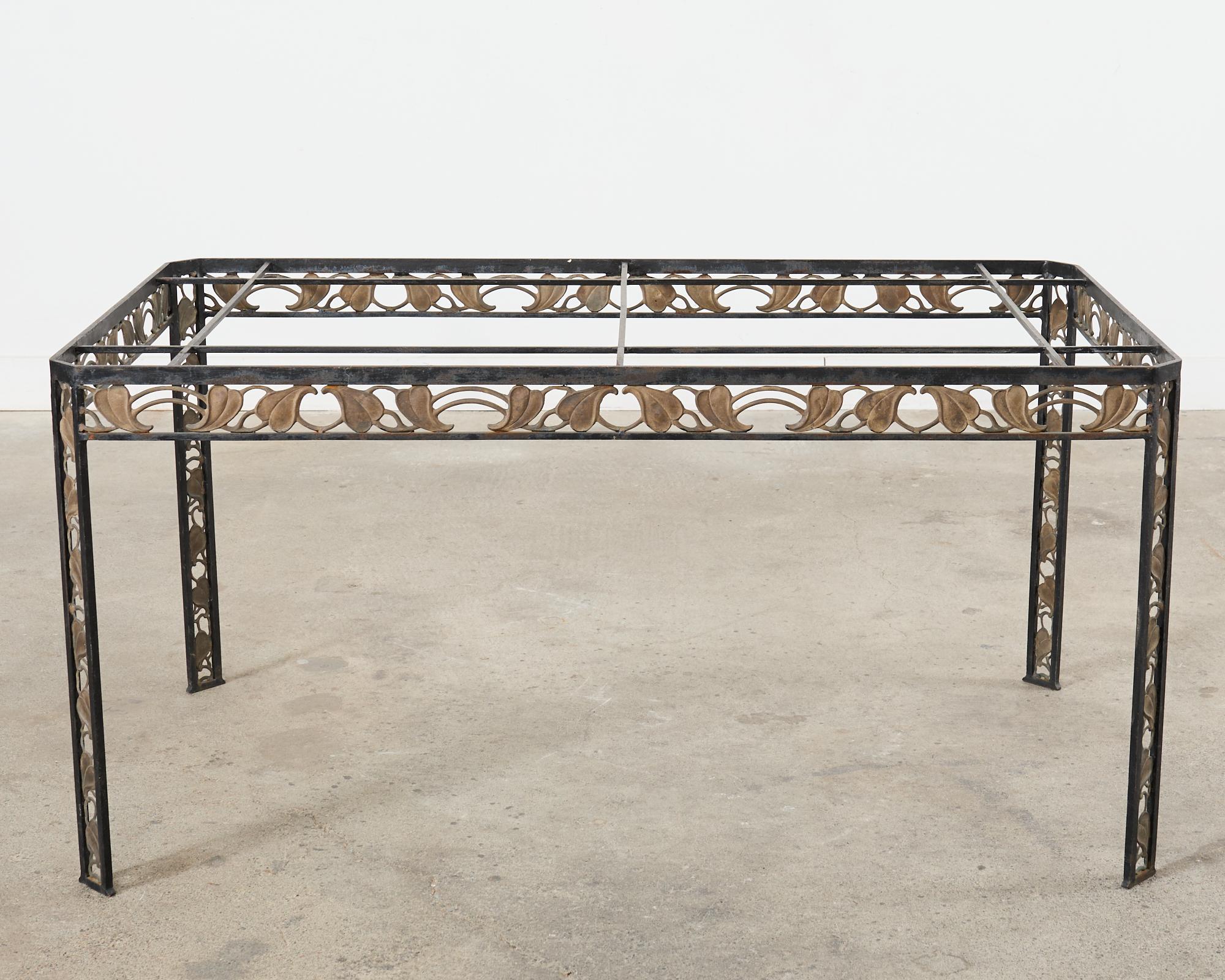 Table de salle à manger de jardin Art Nouveau en fer à feuilles de bronze en vente 9