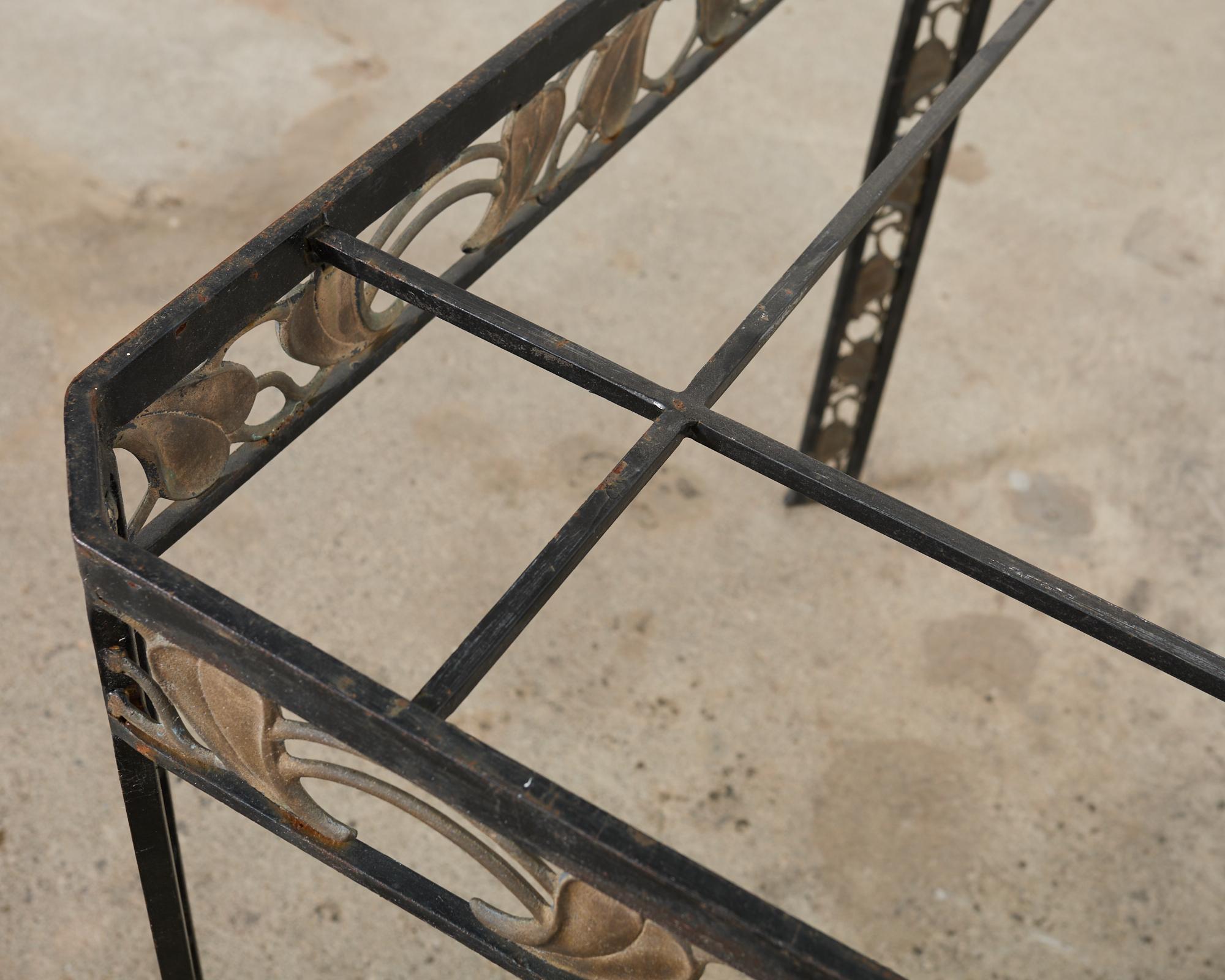 Table de salle à manger de jardin Art Nouveau en fer à feuilles de bronze en vente 10