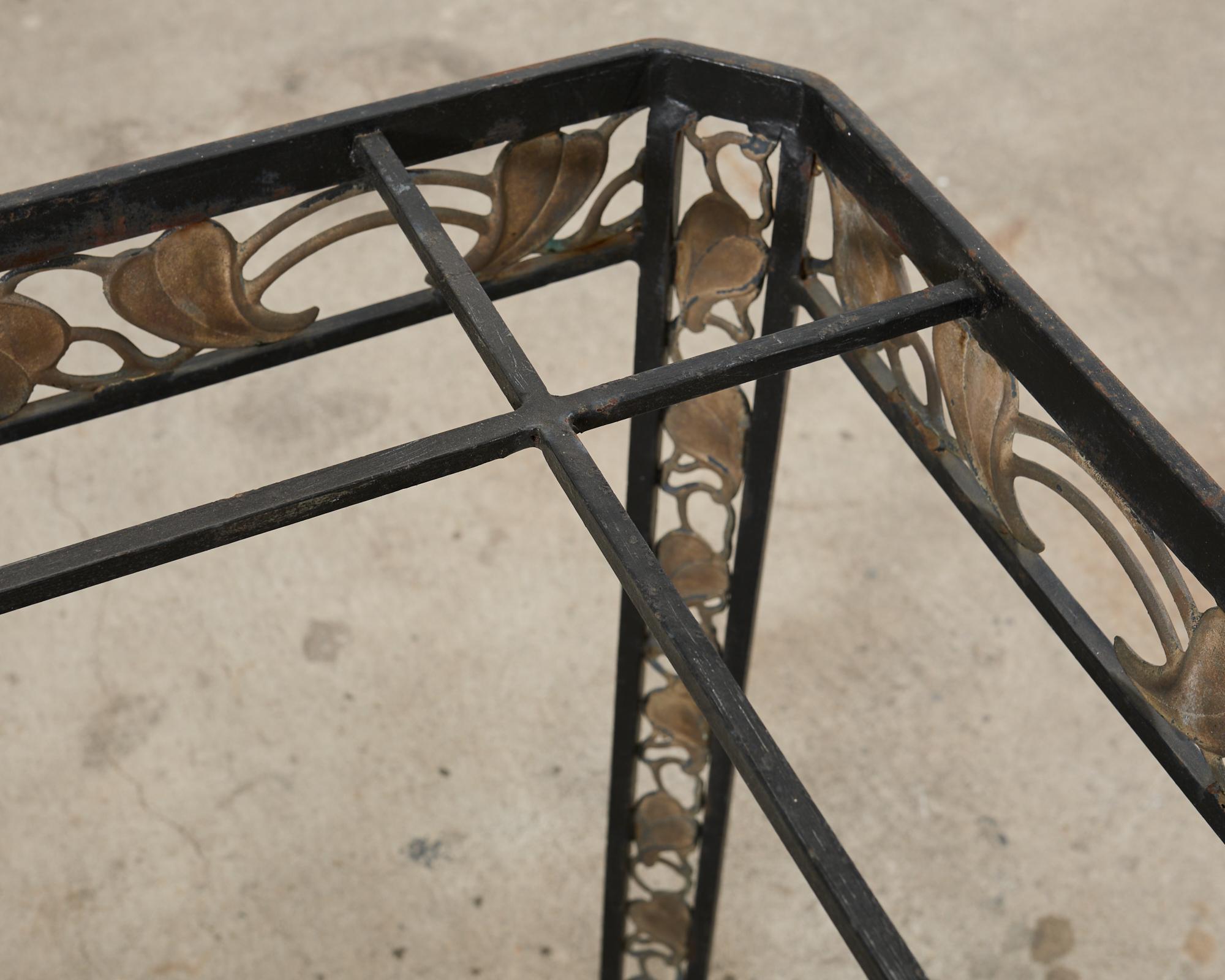 Table de salle à manger de jardin Art Nouveau en fer à feuilles de bronze en vente 11