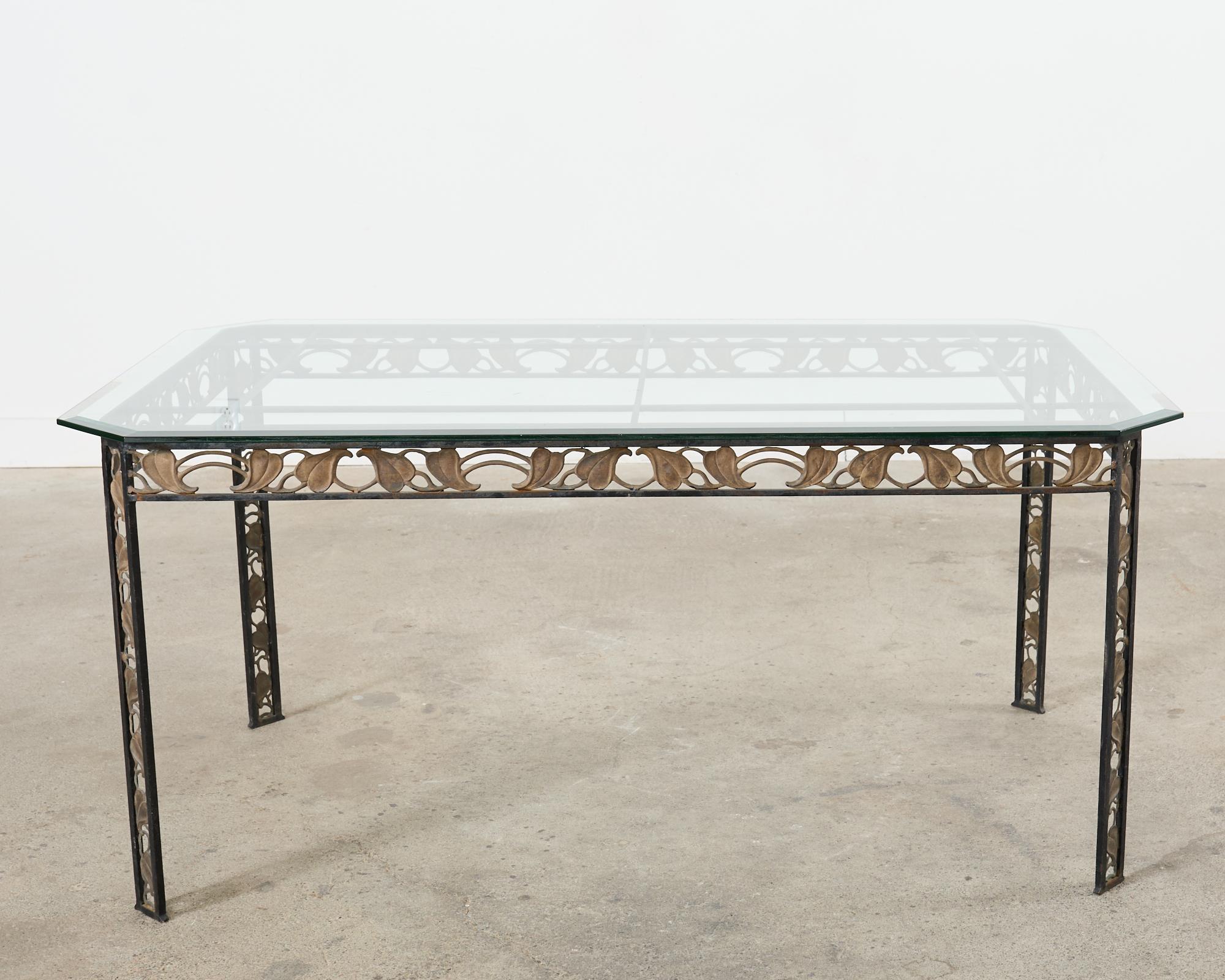 Table de salle à manger de jardin Art Nouveau en fer à feuilles de bronze en vente 12