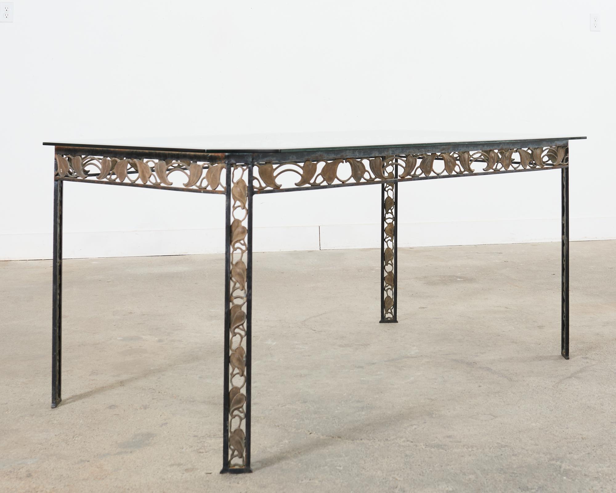 Art nouveau Table de salle à manger de jardin Art Nouveau en fer à feuilles de bronze en vente
