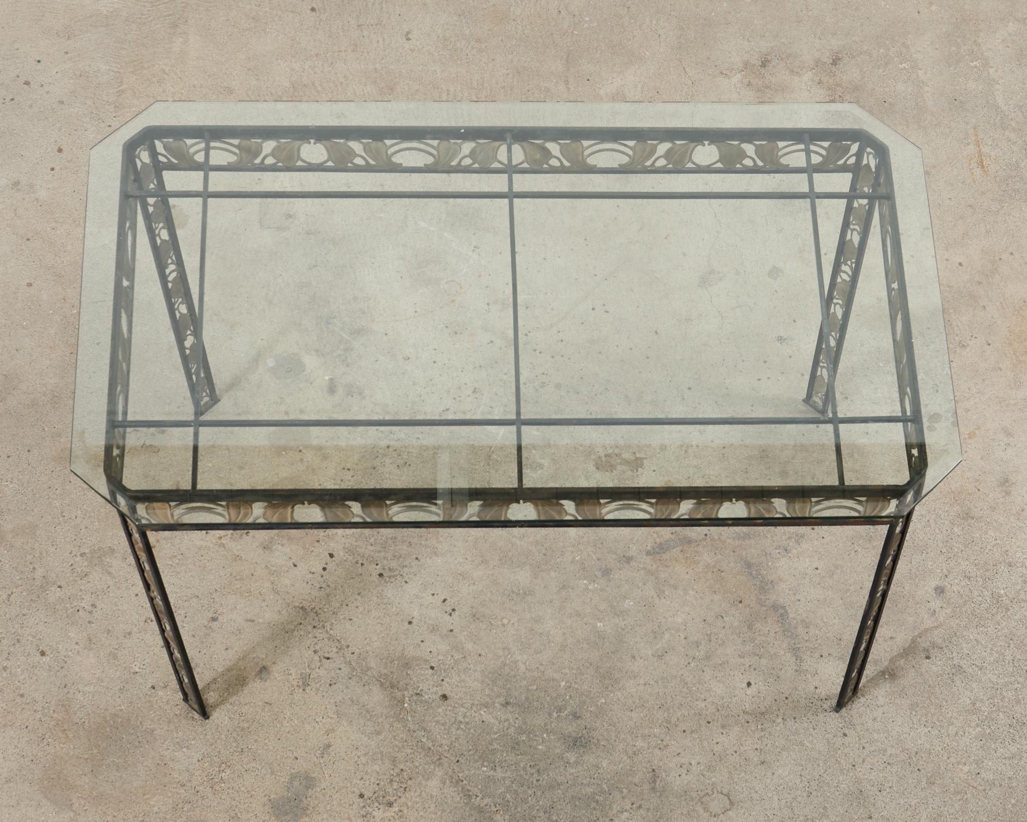 Européen Table de salle à manger de jardin Art Nouveau en fer à feuilles de bronze en vente